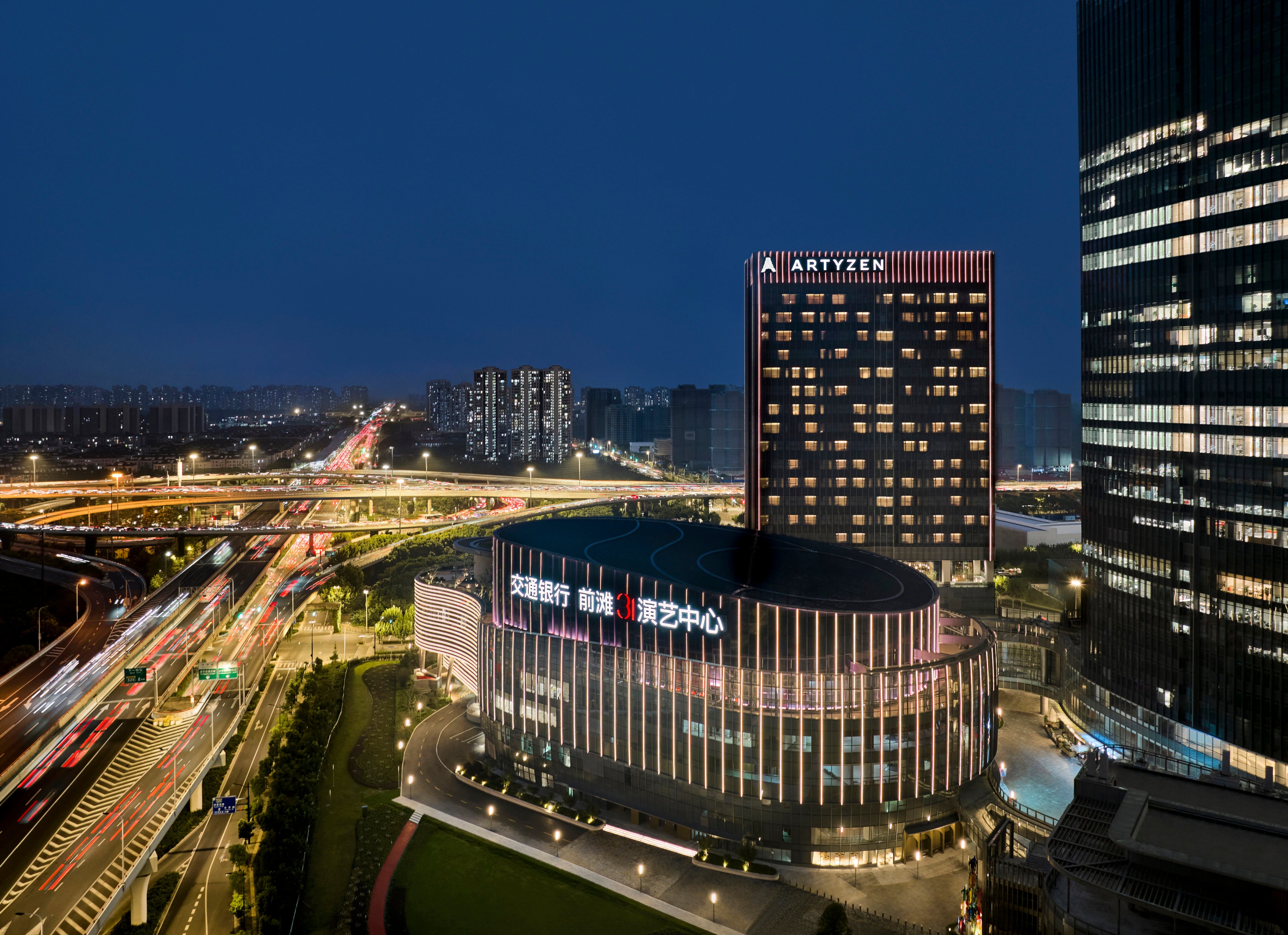 The Artyzen New Bund 31 Shanghai hotel, located in the Qiantan area of the city’s Pudong district, is easily accessed by car and public transit.