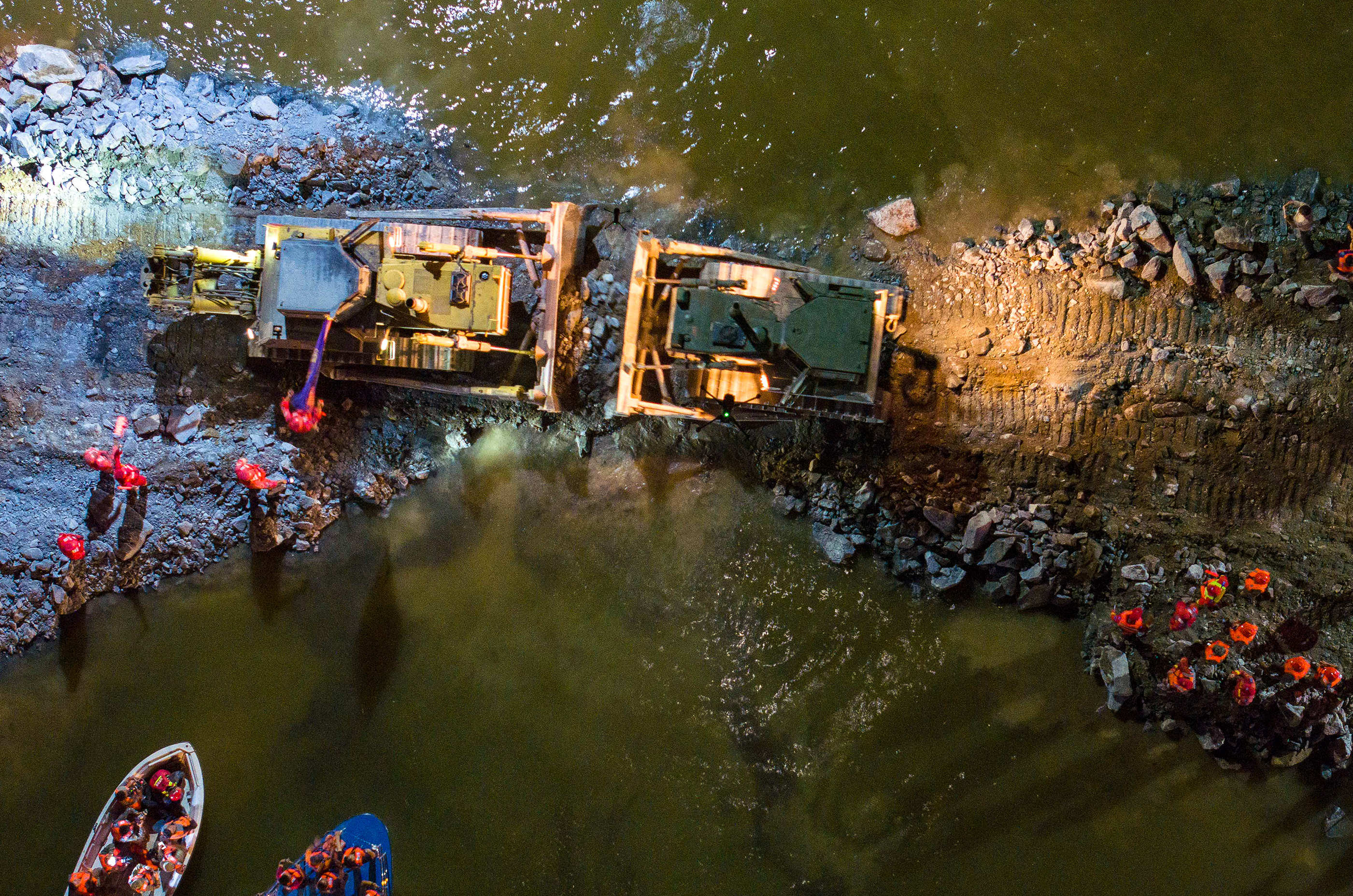 Repair teams worked through the weekend to seal the dyke breach at China’s second-largest freshwater lake. Photo: Xinhua