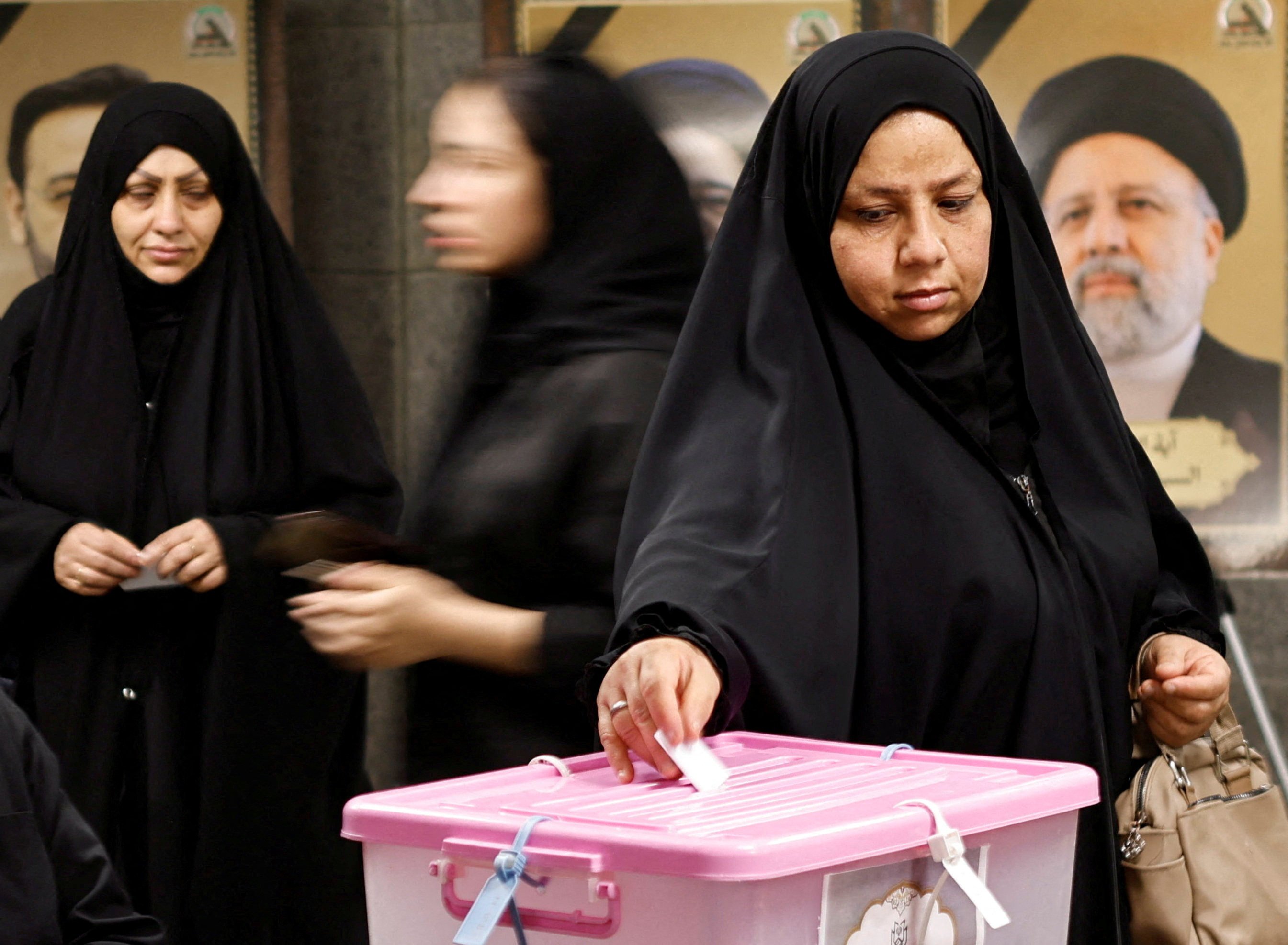 An Iranian voter participates in the run-off presidential election at the Iranian embassy in Baghdad, Iraq on July 5. Photo: Reuters