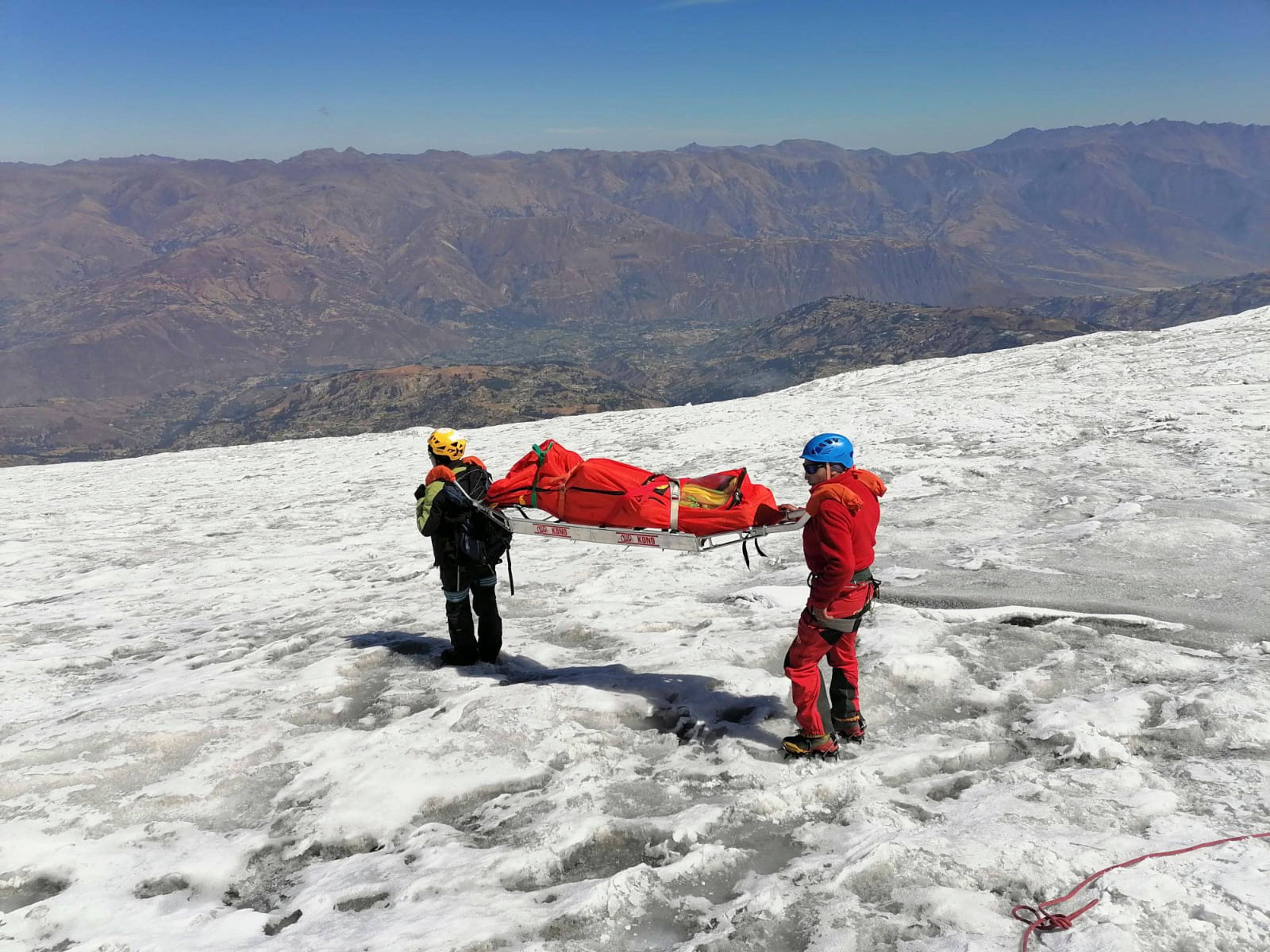 Police remove the body of US climber William Stampfl. Photo: Peruvian National Police via AFP
