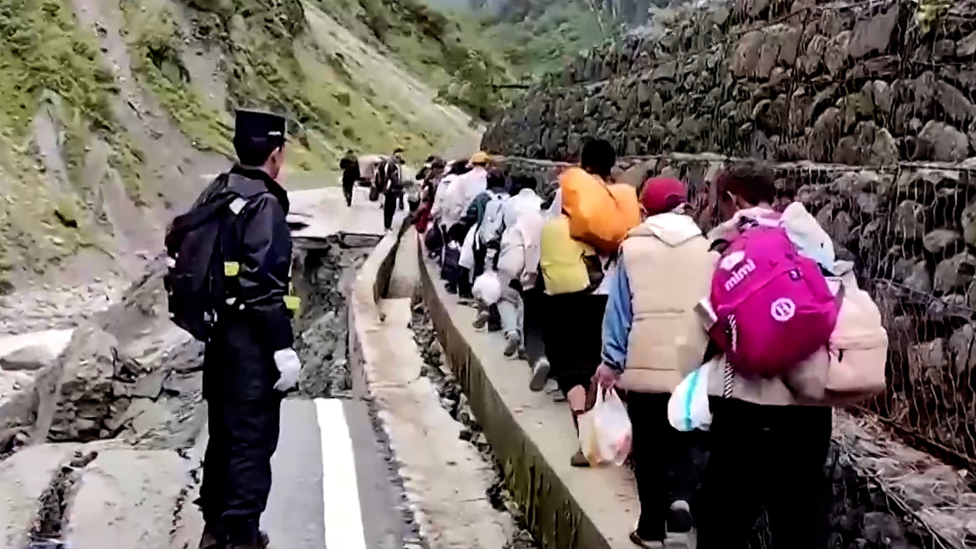 Over 130 people, including tourists, were trapped in Tibet on Wednesday. Photo: SCMP