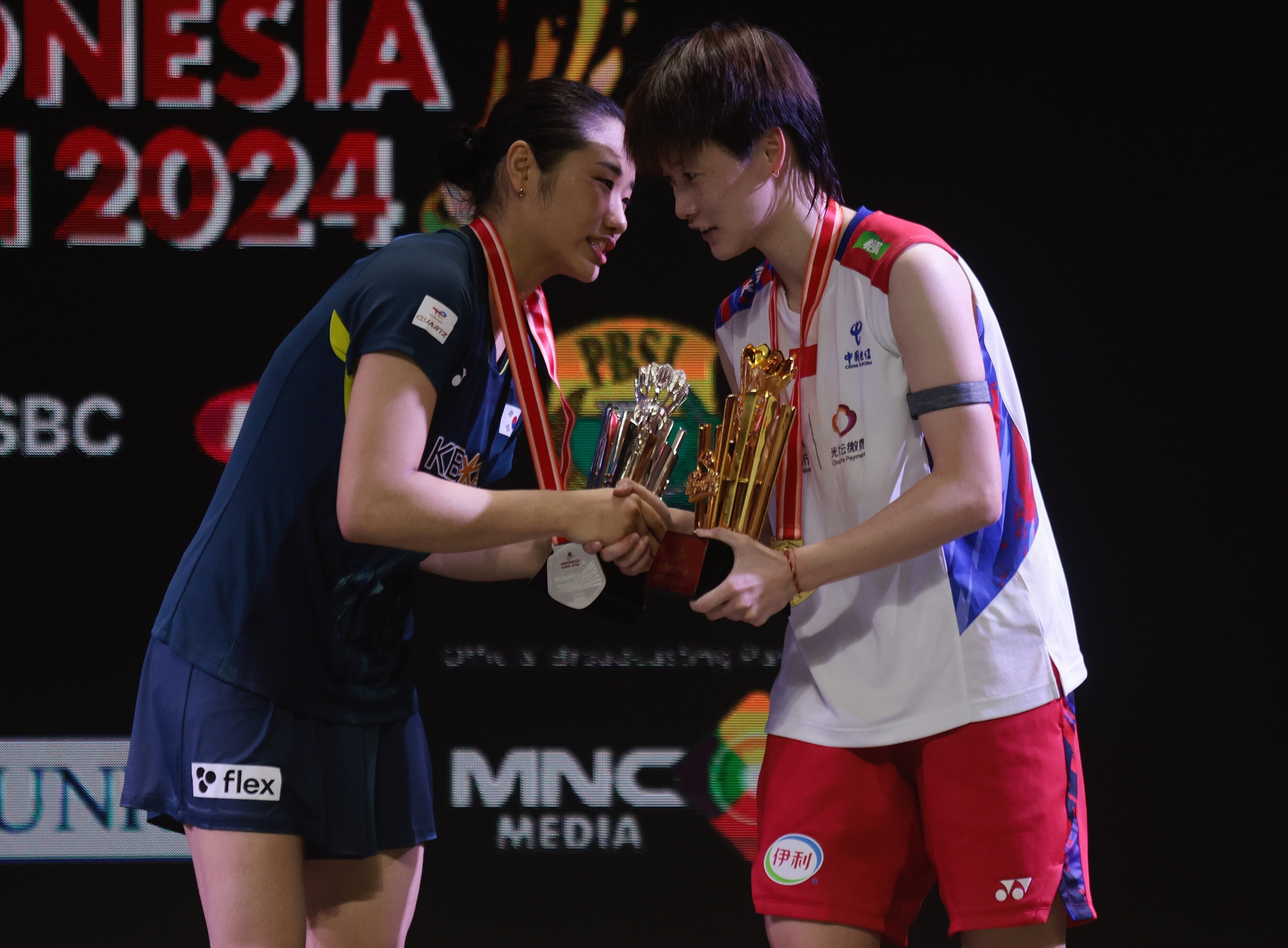 Defending singles champion Chen Yu Fei (right) will face stern competition from An Se-Young of South Korea in Paris. Photo: EPA-EFE