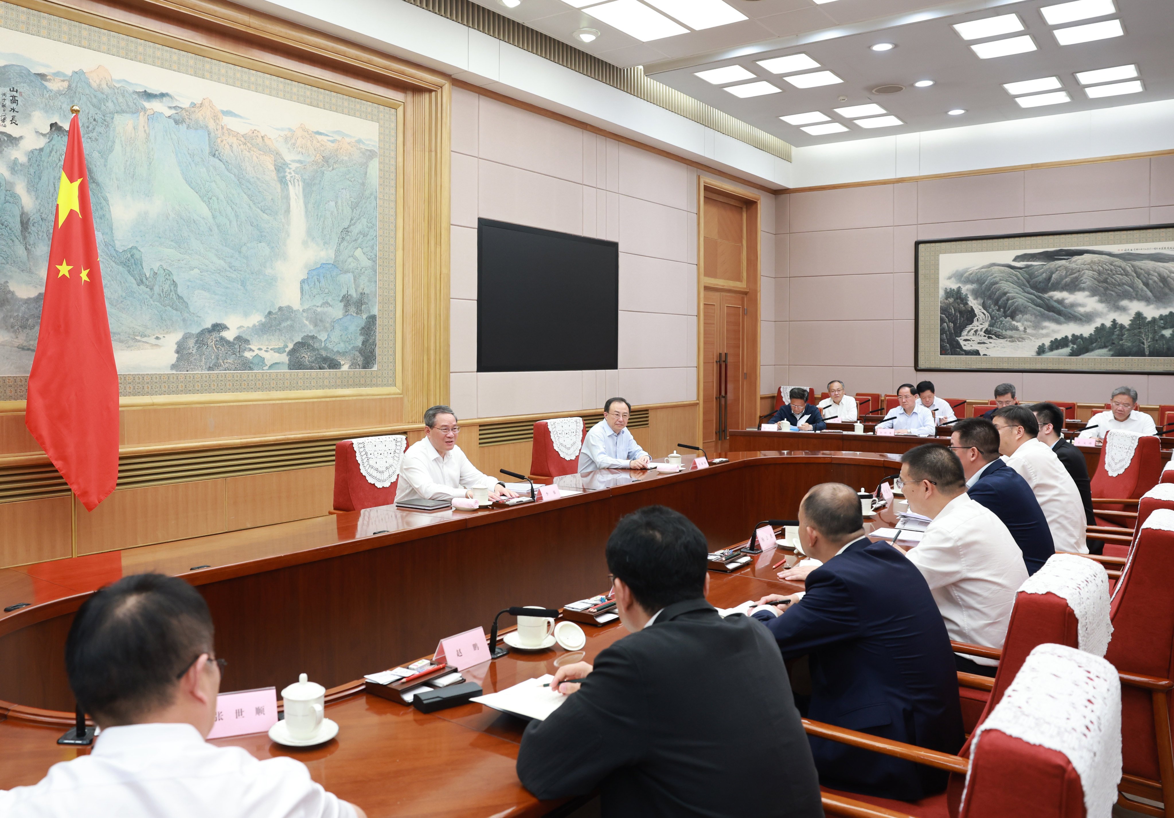 Premier Li Qiang holds a symposium on the economic situation, listening to opinions and suggestions from experts and entrepreneurs. Photo: Xinhua