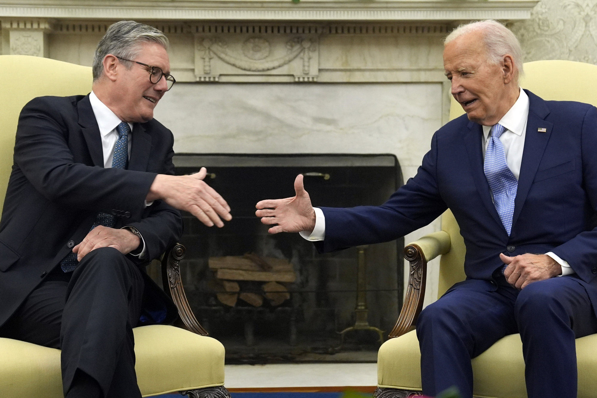 US President Joe Biden (right) shakes hands with British Prime Minister Keir Starmer in the Oval Office of the White House on Wednesday. Photo: AP
