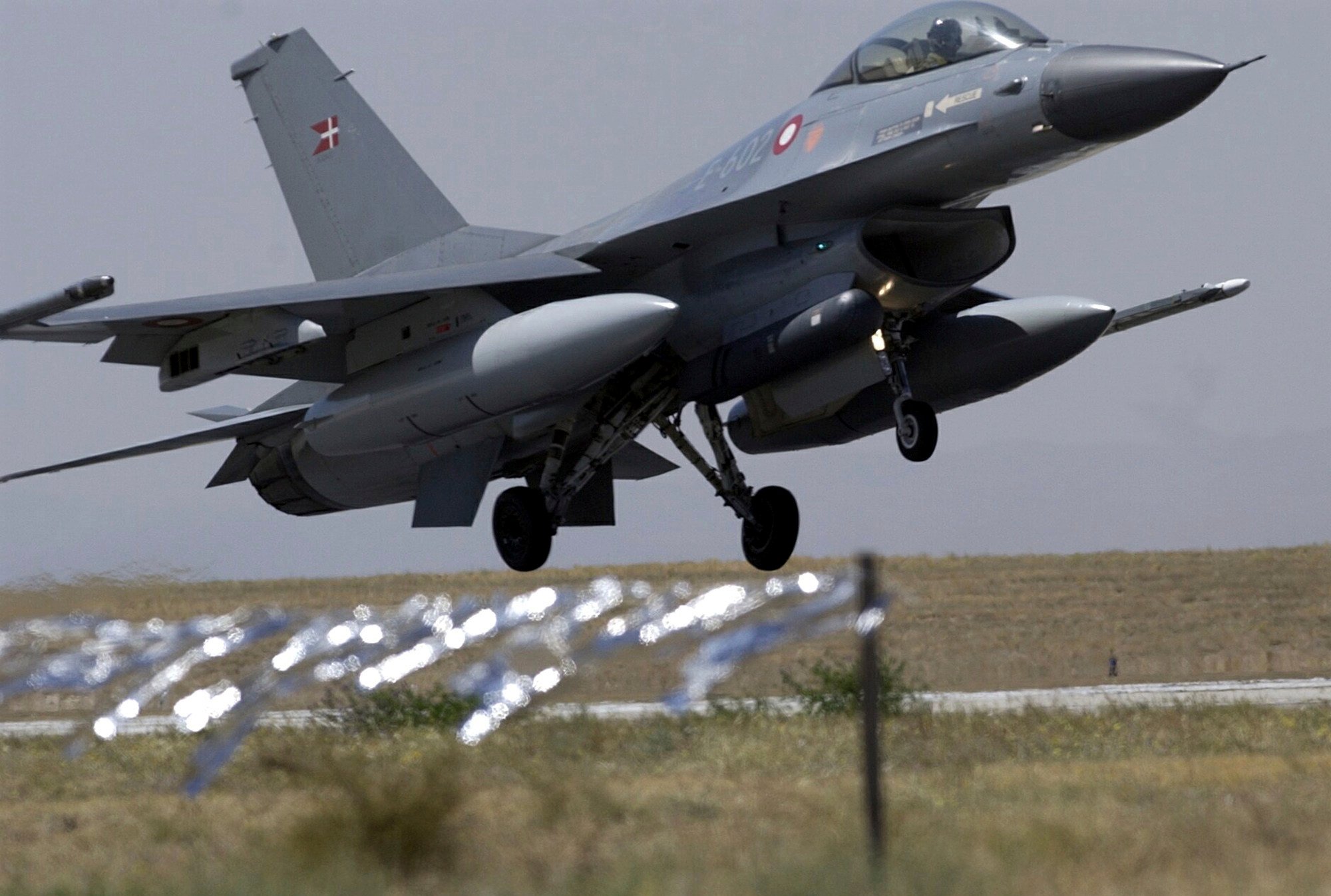 An F-16 fighter lands at a Turkish air base in the city of Konya in September 2004. Photo: AP