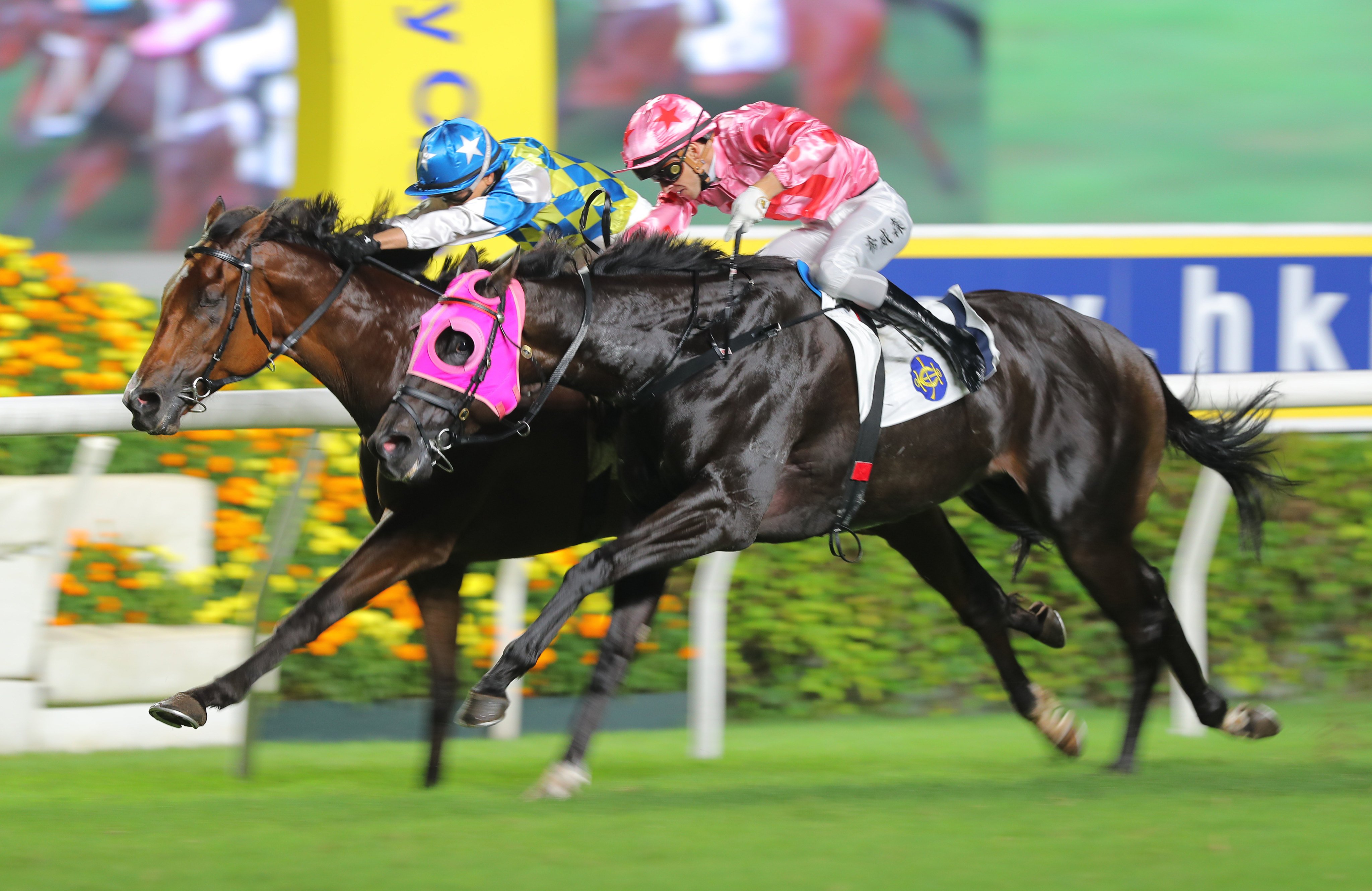 Chancheng Glory is narrowly denied by Galaxy Patch (inside) at Group Three level. Photos: Kenneth Chan.