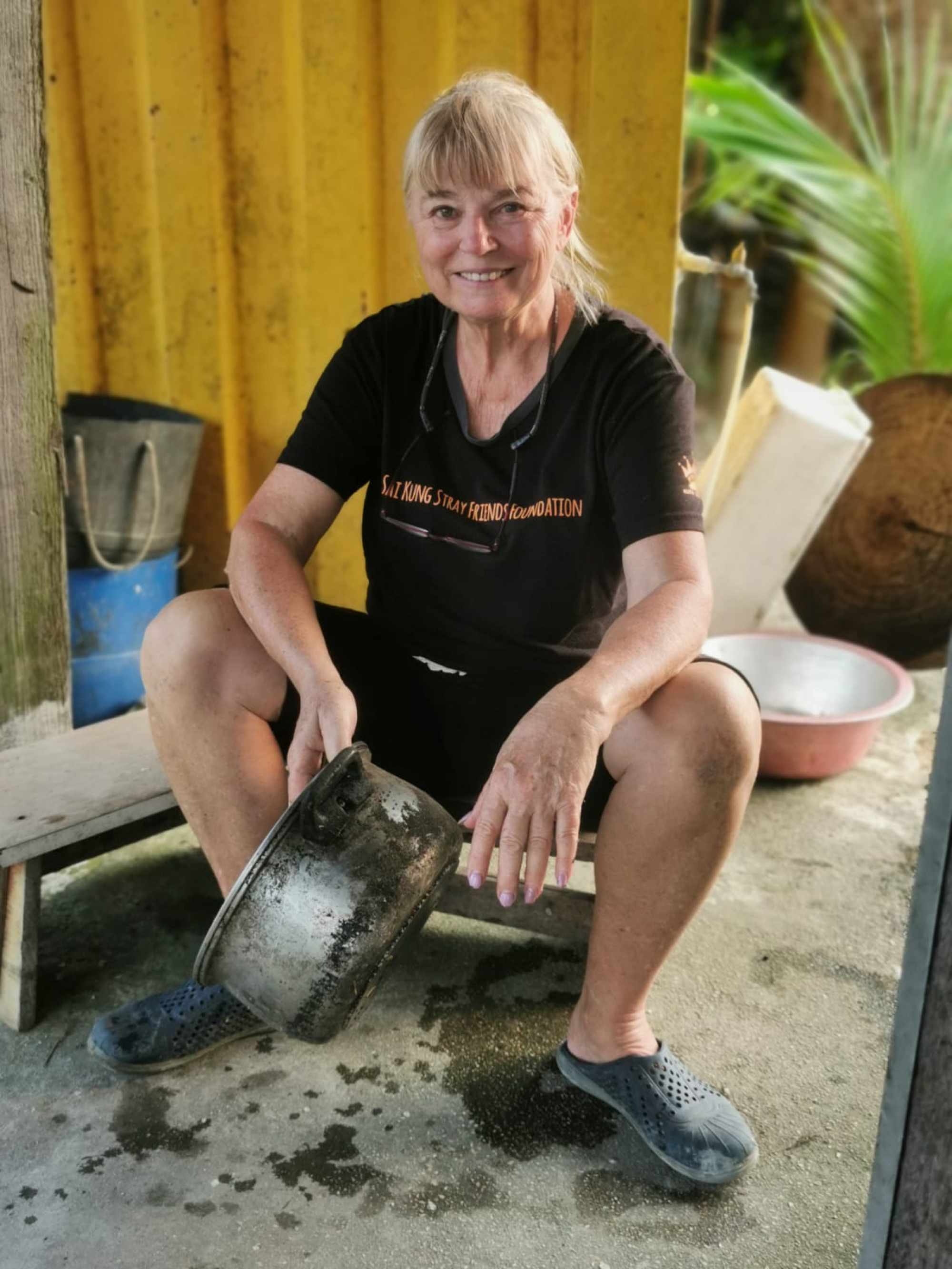 Pamuk cleans water bowls on one of her weekly visits to the Hong Kong-mainland China border. Photo: SKSFF