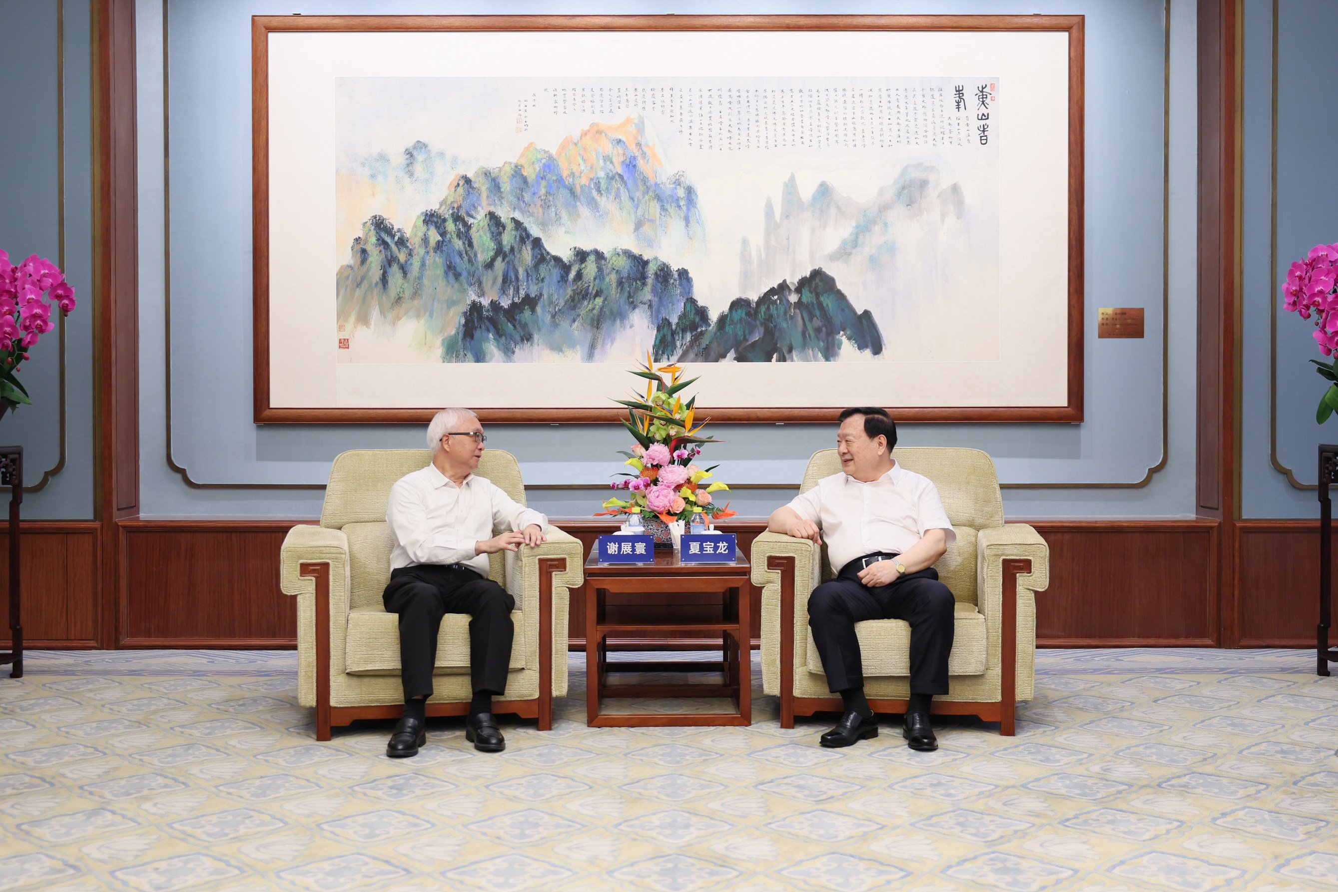 Hong Kong and Macau Affairs Office Director Xia Baolong (right) and Secretary for Environment and Ecology Tse Chin-wan in Beijing. Photo: Handout