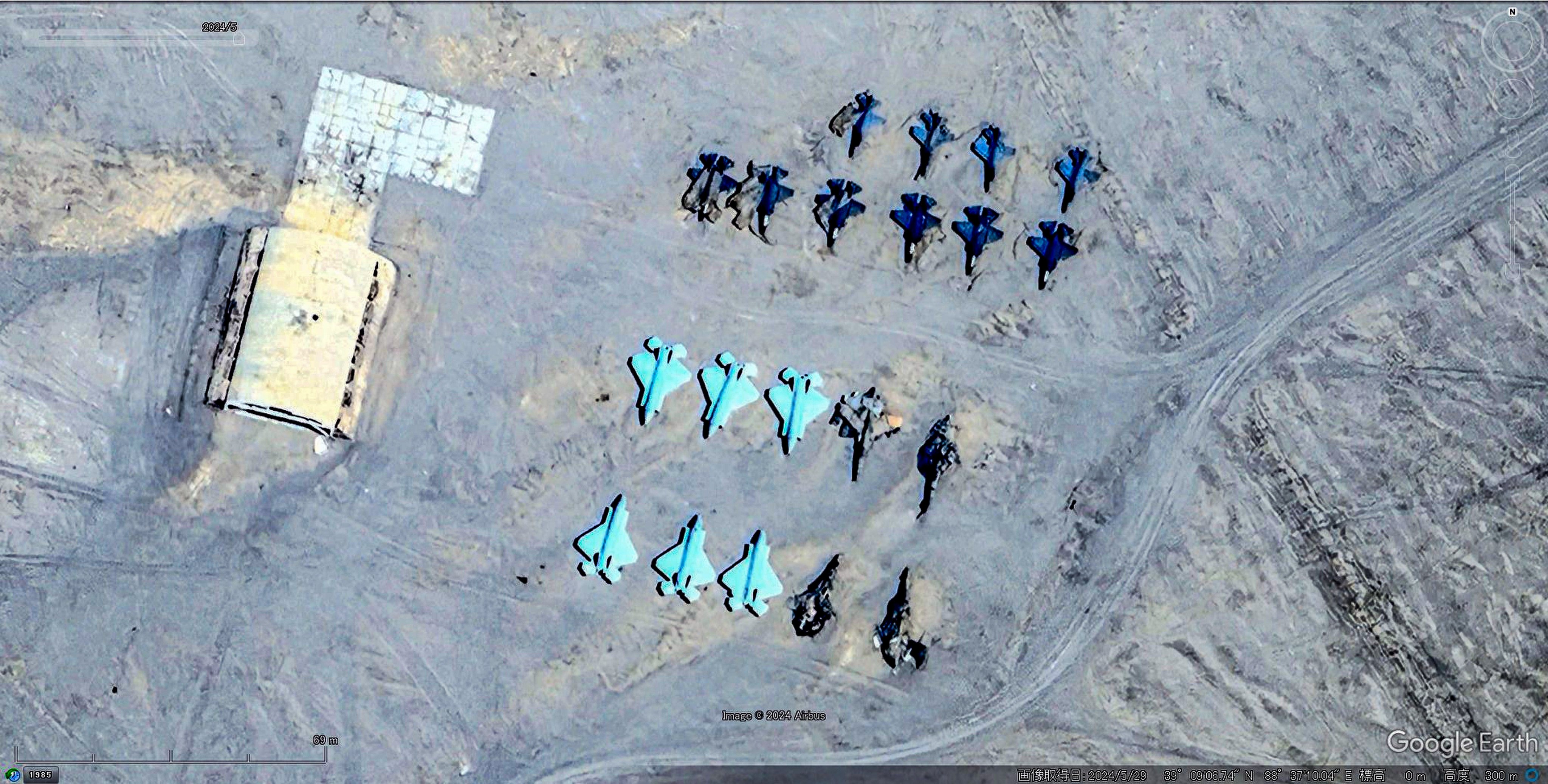 Satellite imagery seemingly showing the Chinese military practising attacks on US fighter jets and aircraft carriers in the deserts of Xinjiang. Photo: X/clashreport