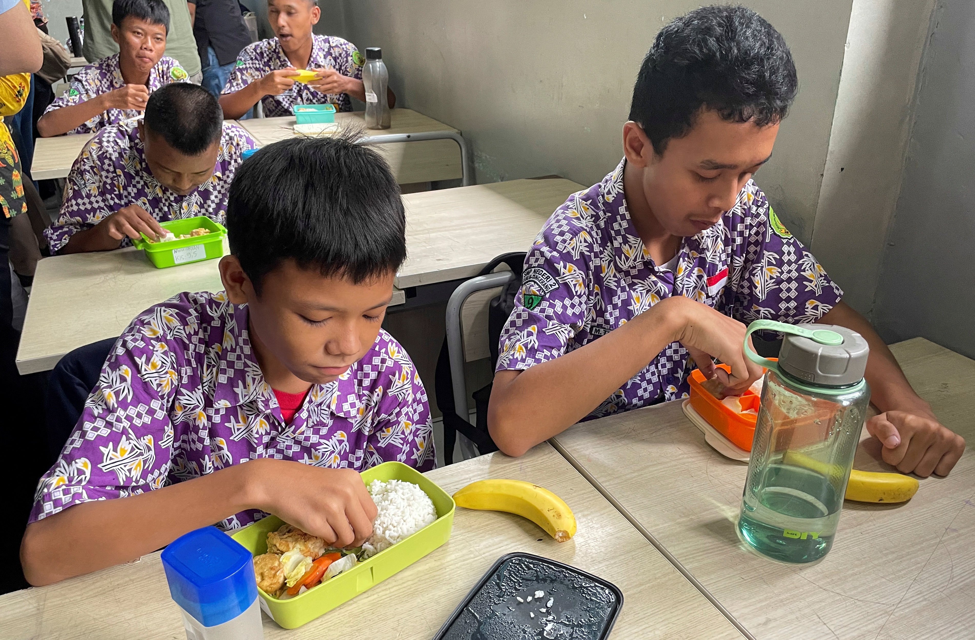 Indonesian students eat their meals during the trial of a free-lunch programme at a junior high school on the outskirts of Jakarta in February. Photo: Reuters