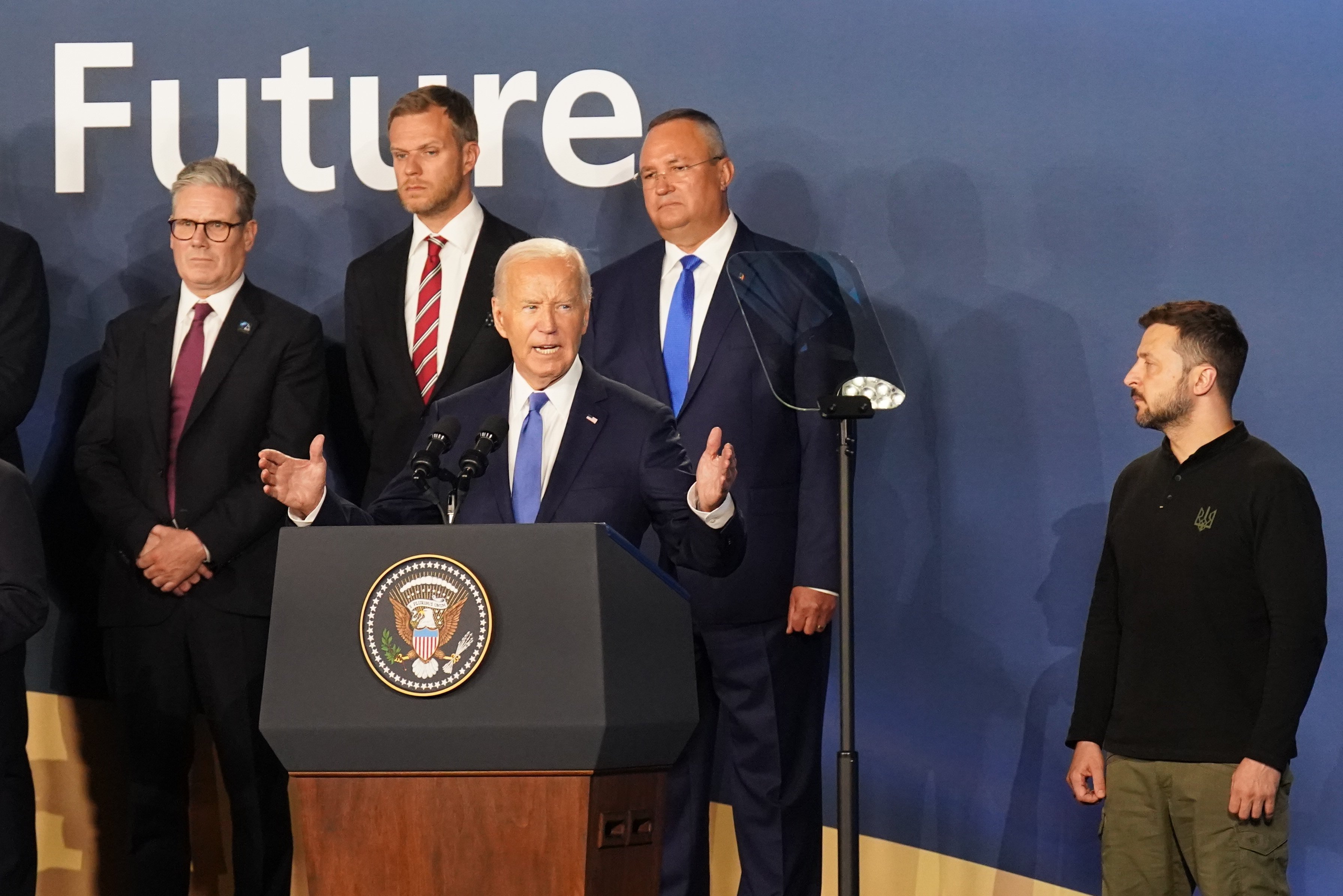Ukrainian President Volodymyr Zelenskyy (R) look on as US President Joe Biden speaks on July 11, 2024. Photo: dpa
