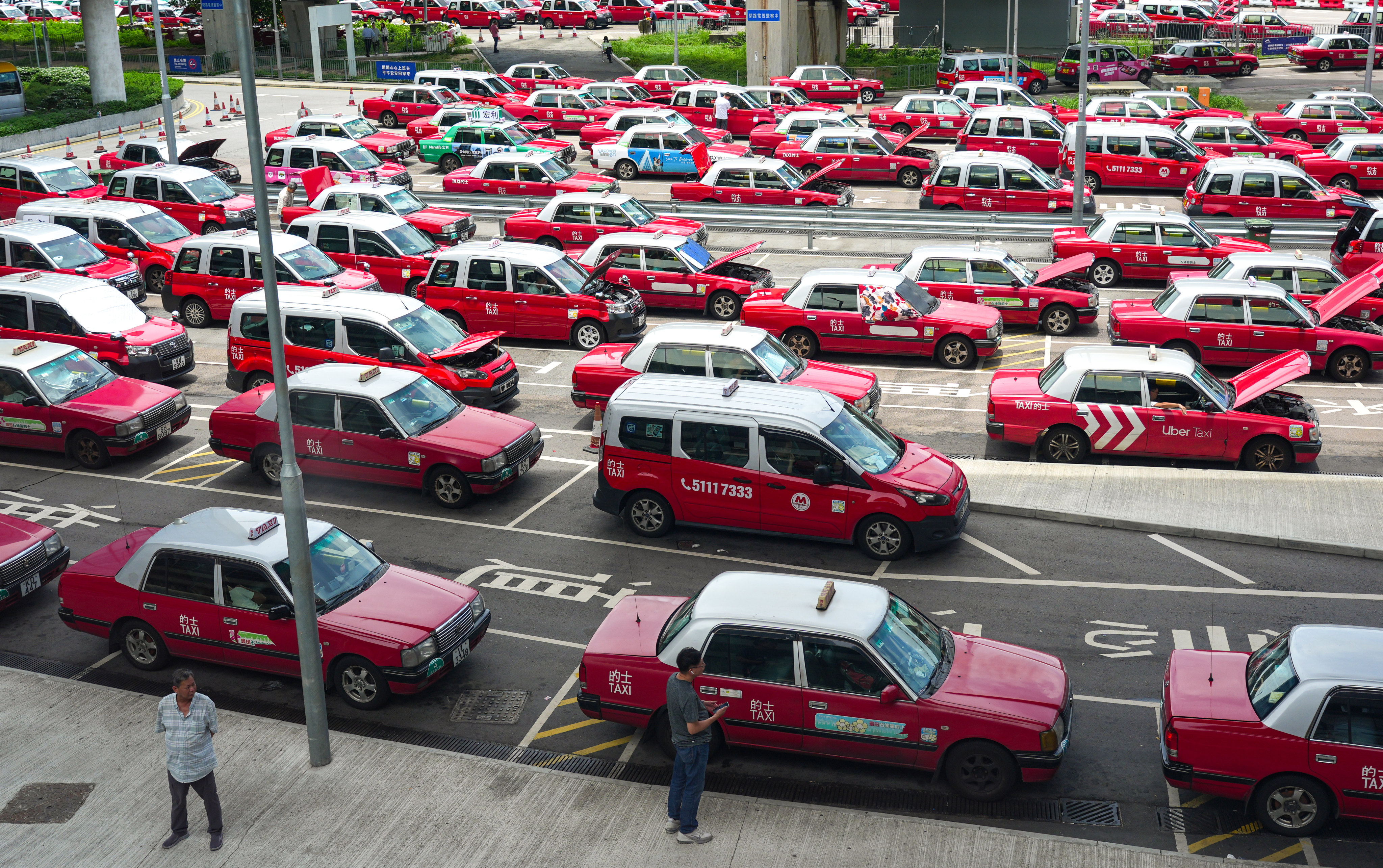 Taxis line up at the airport. One cabbie told the Post he doubted the increase would deter people from hiring him, saying the rise was minimal. Photo: Eugene Lee