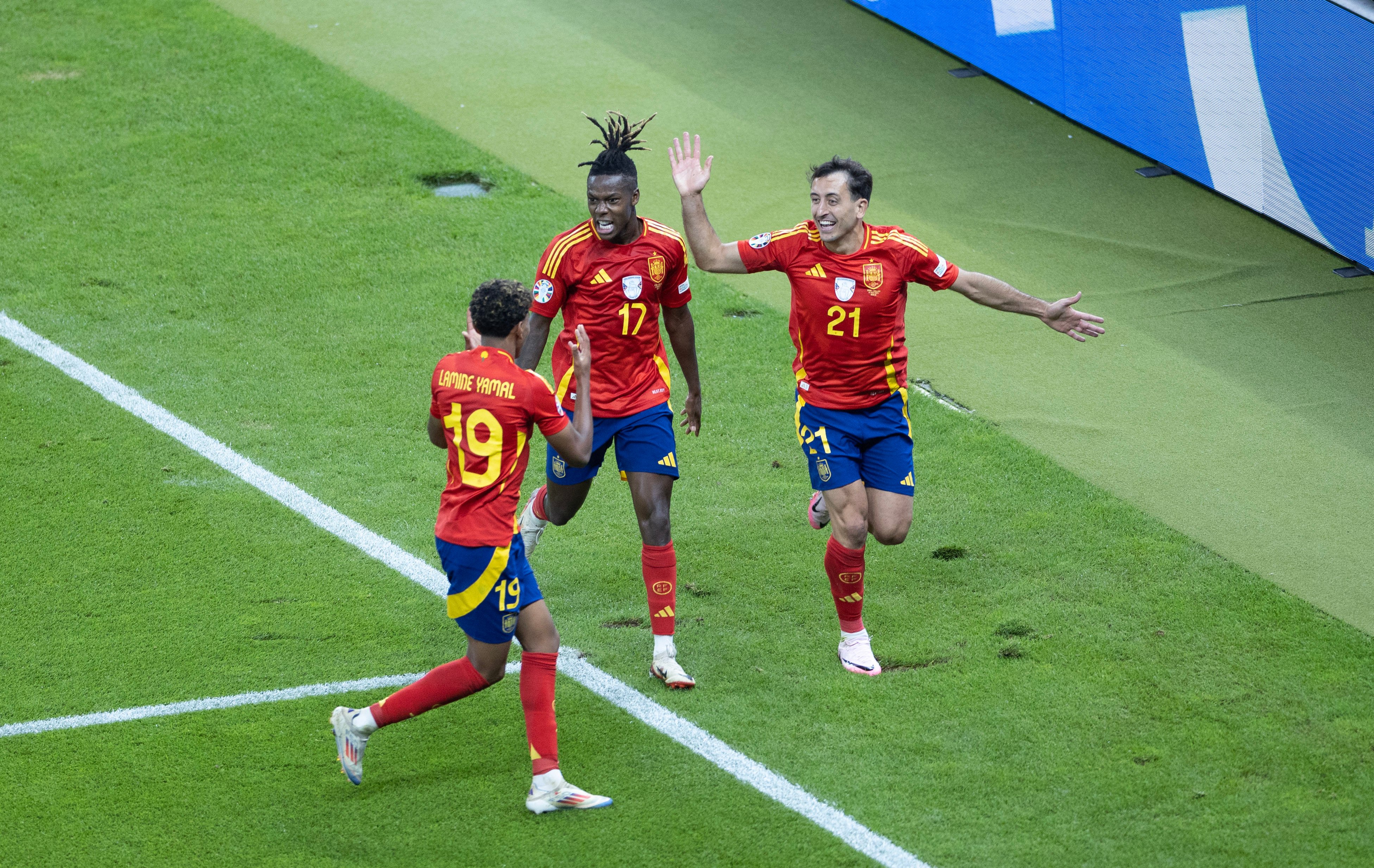 Mikel Oyarzabal (right) celebrates his winning girl with his young superstar teammates Nico Williams (centre) and Lamine Yamal. Photo: Xinhua