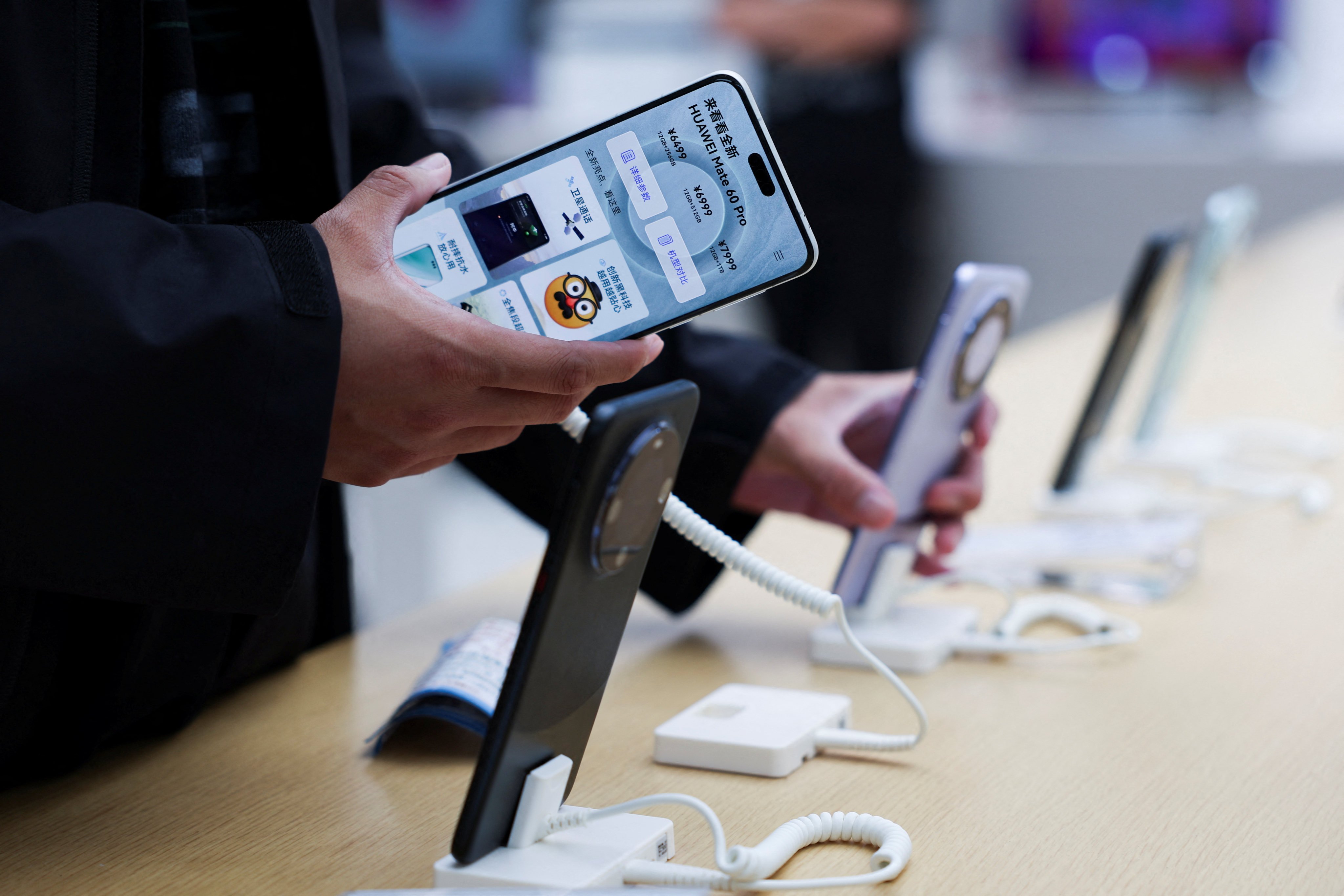 A customer checks out a Mate 60 Pro smartphone at a Huawei flagship store in Beijing, September 25, 2023. Photo: Reuters