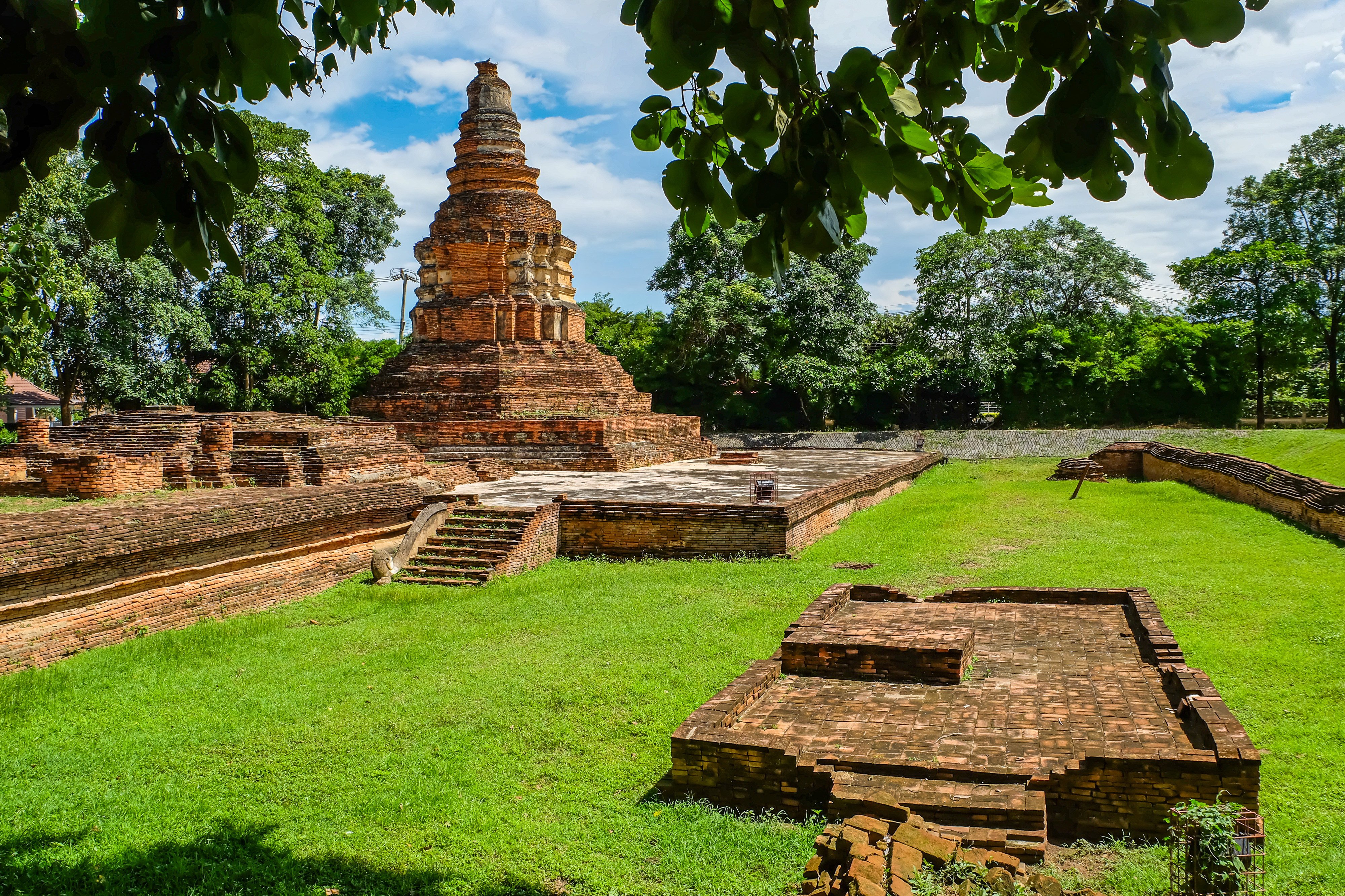 Wat E-Kang, one of Wiang Kum Kam’s best-preserved temples. Visitors to Thailand’s “Lost Kingdom” in a suburb of Chiang Mai can see ancient statues, remains of buildings and other Lanna Kingdom relics that lay buried for centuries. Photo: Ron Emmons