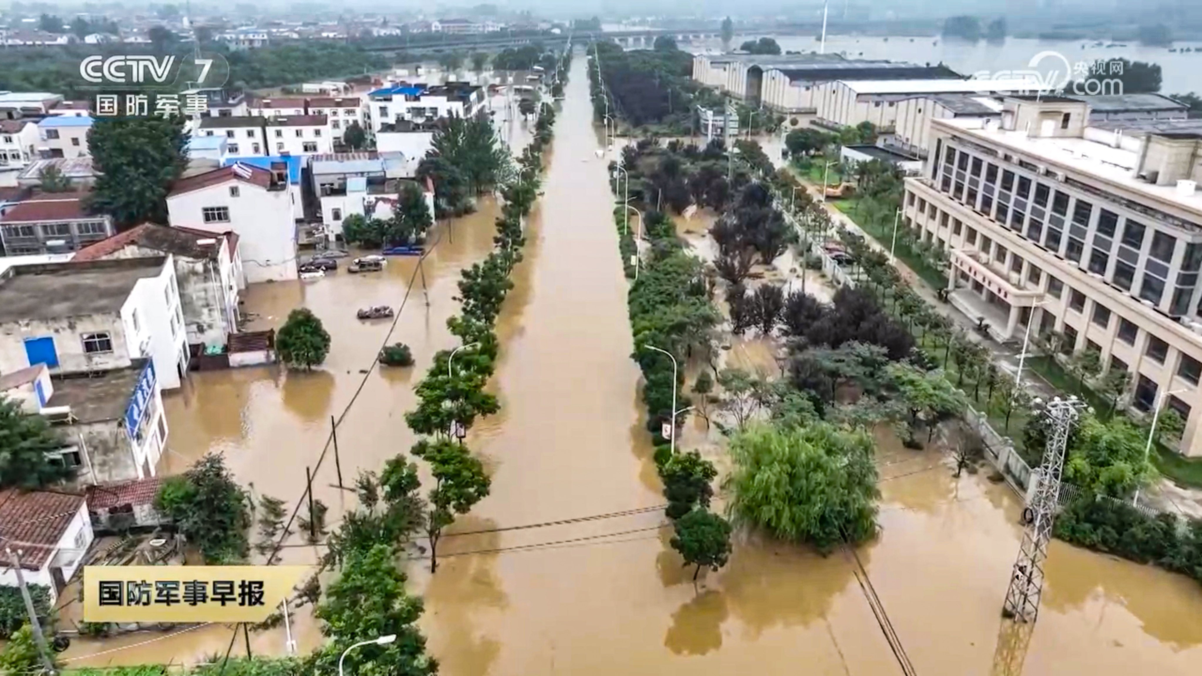 Flooded streets in Xiangyang, Hubei province, on Tuesday, two days after city authorities had to issue seven red rainstorm warnings. Photo: CCTV