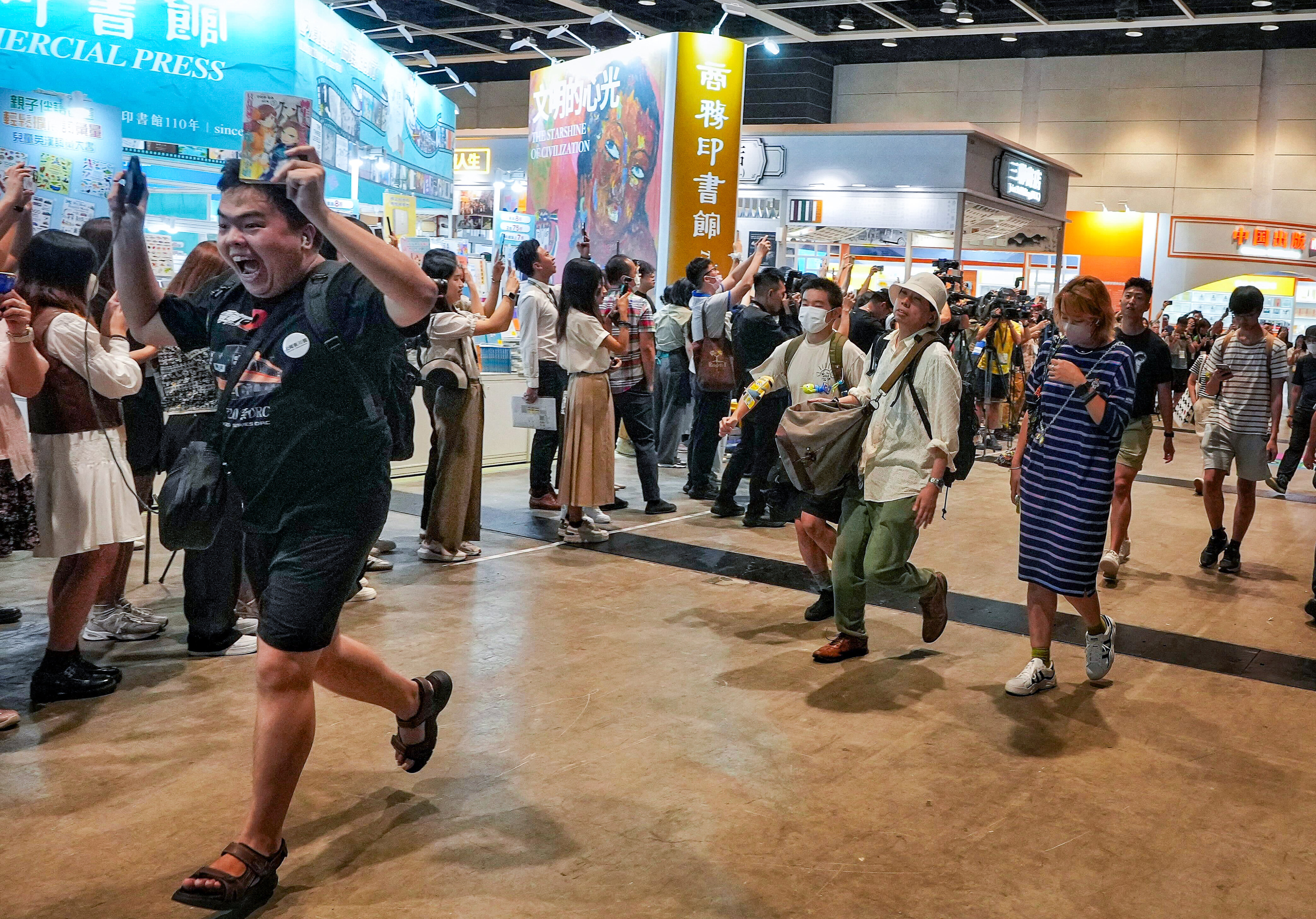 Book lovers rush to get their hands on the event’s latest offerings. Photo: Elson Li