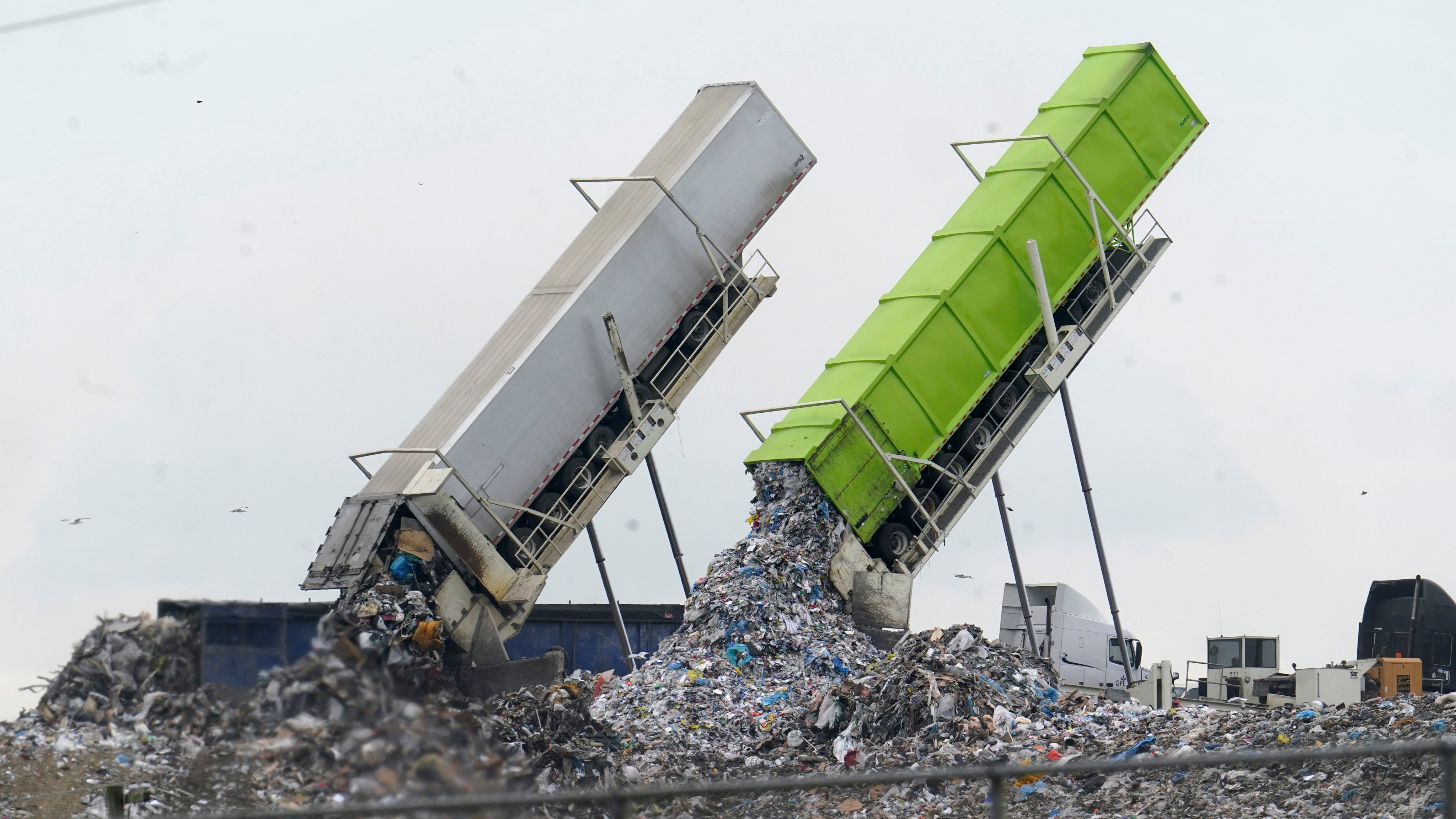 A United Nations report estimates that 19 per cent of the food produced around the world went to waste in 2022. Macau is getting to grips with household food waste, with many willing to pay for its disposal. Pictured: garbage is loaded into a landfill in Michigan, US. Photo: AP Photo