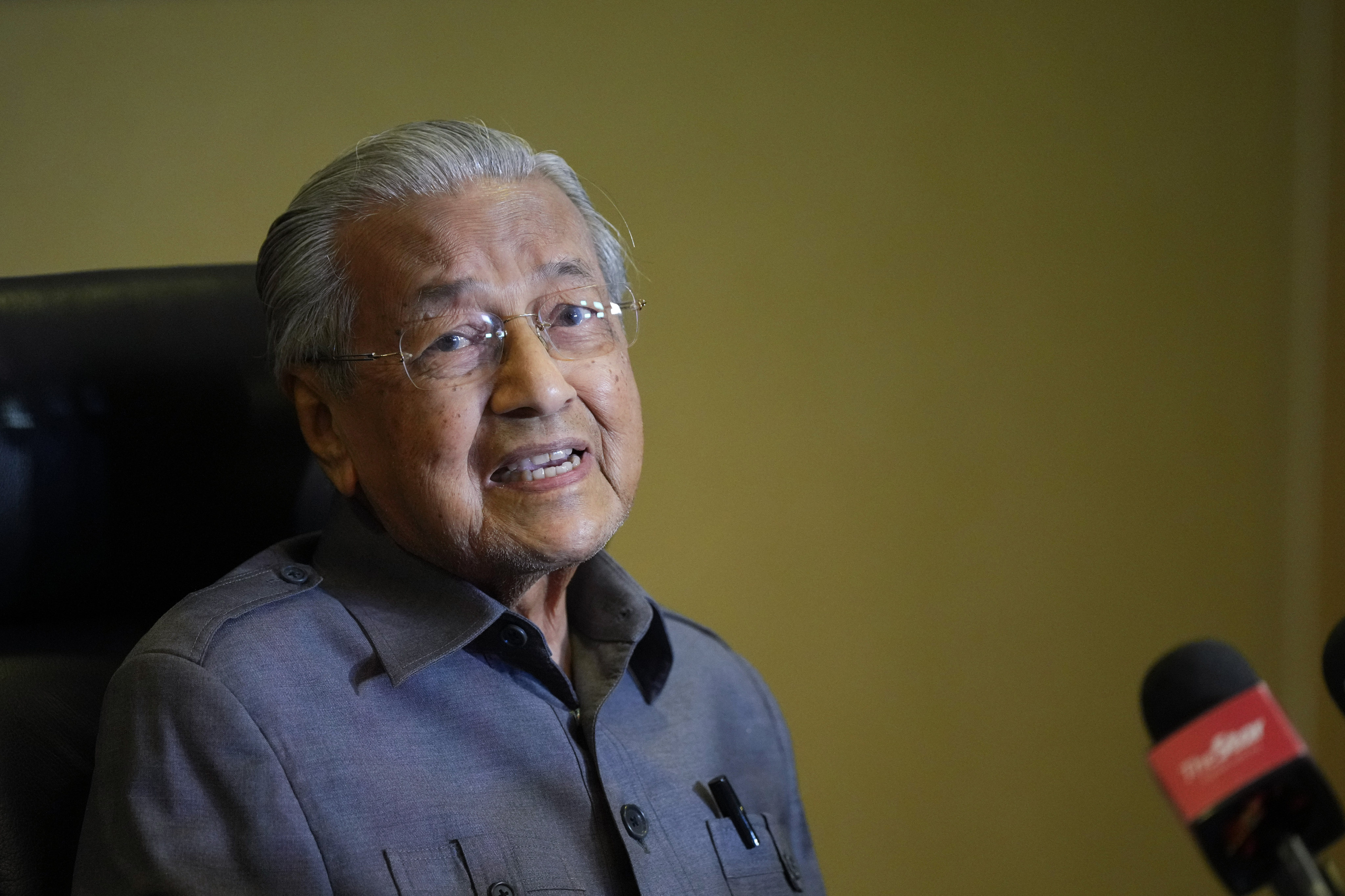 Former Malaysian prime minister Mahathir Mohamad speaks during a news conference at his office in Putrajaya, Malaysia on January 22, 2024. Photo: AP 