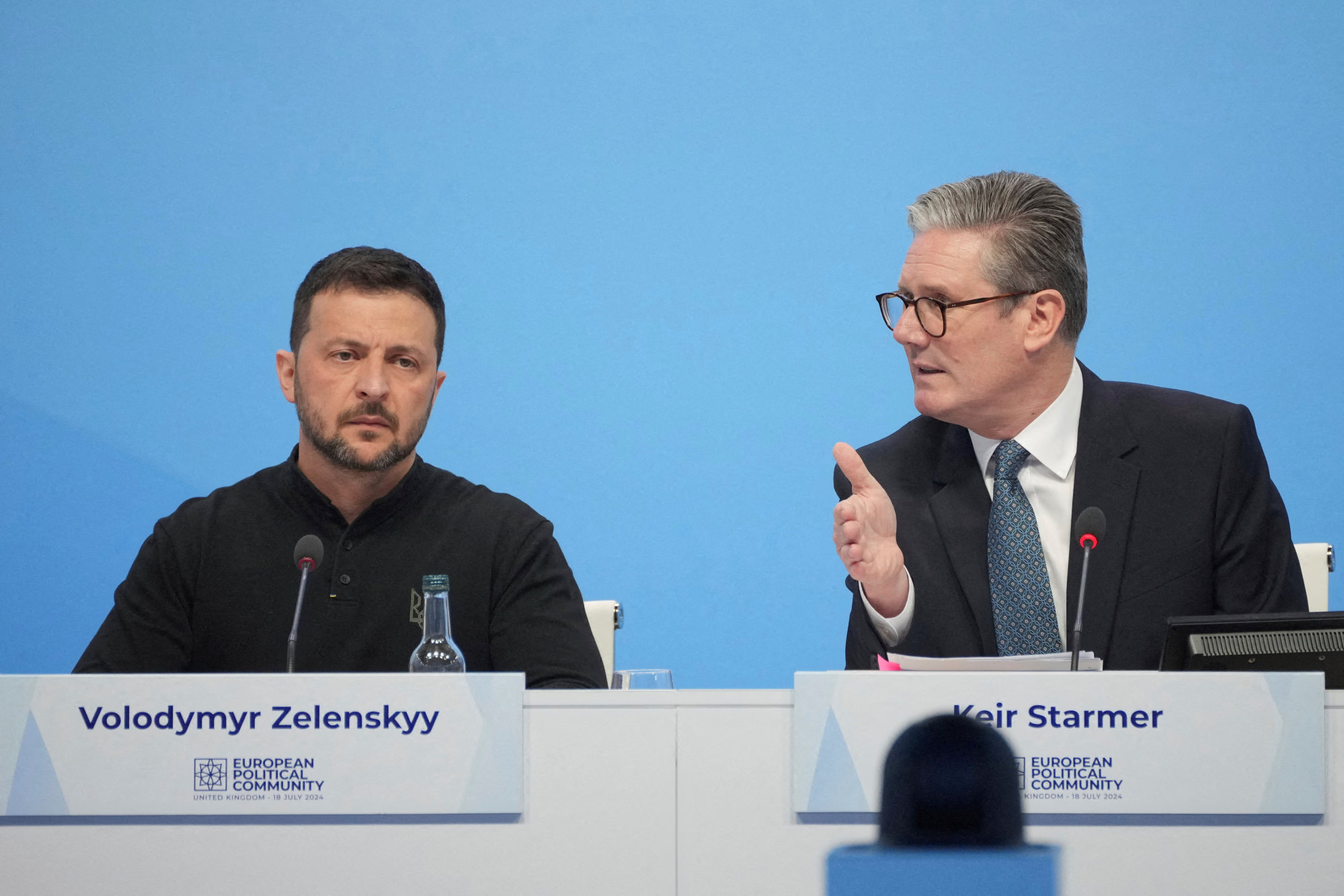 British Prime Minister Keir Starmer (right) speaks during a plenary session with Ukrainian President Volodymyr Zelensky at the European Political Community meeting at Blenheim Palace on Thursday. Photo: Reuters