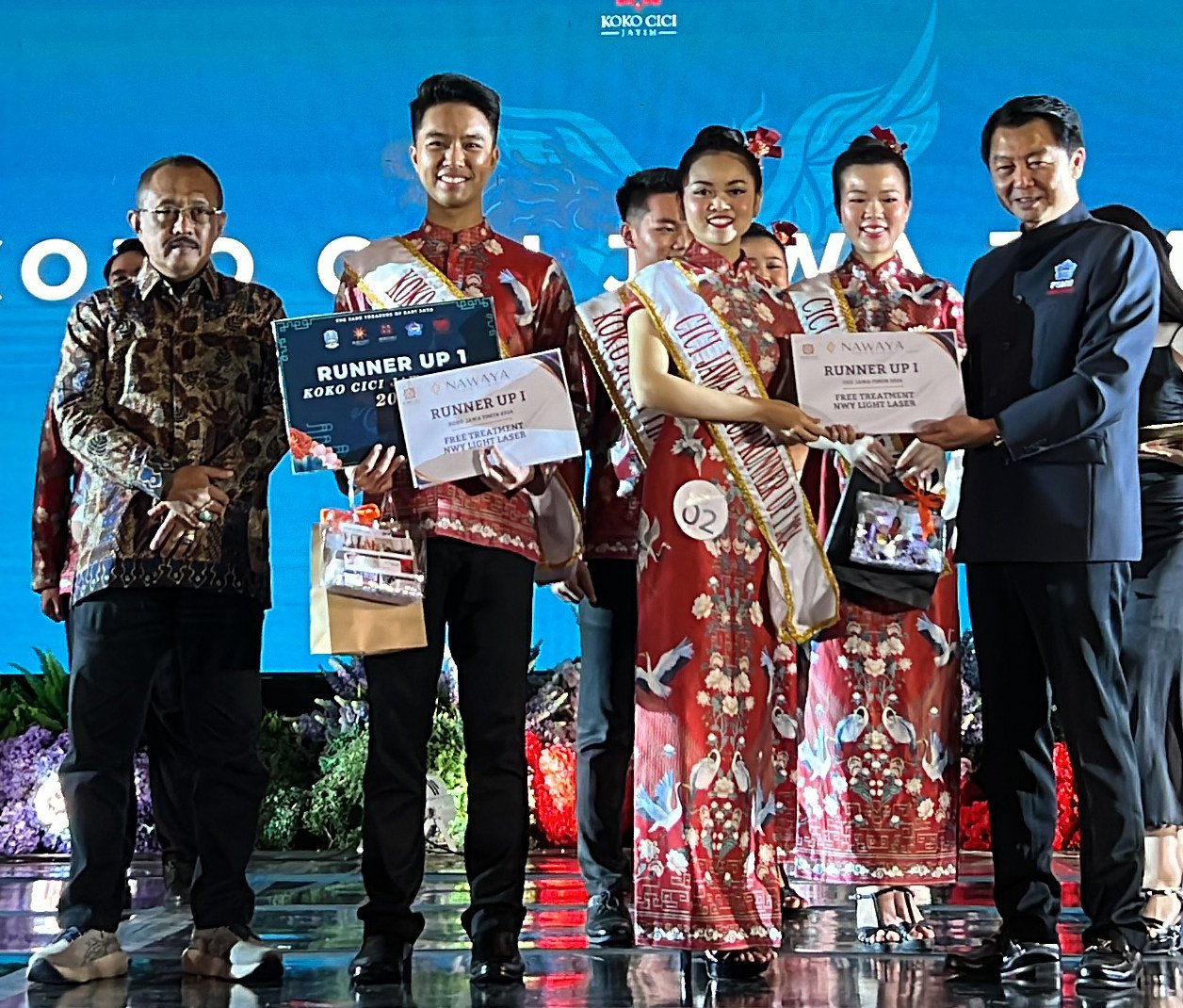 Hendri Wijaya (second from left), first runner-up of the Koko Cici pageant in East Java, poses with Surabaya Deputy Mayor Armuji MH (far left) and PTSMI Chairman Pepeng Wirawan (far left). Photo: Handout