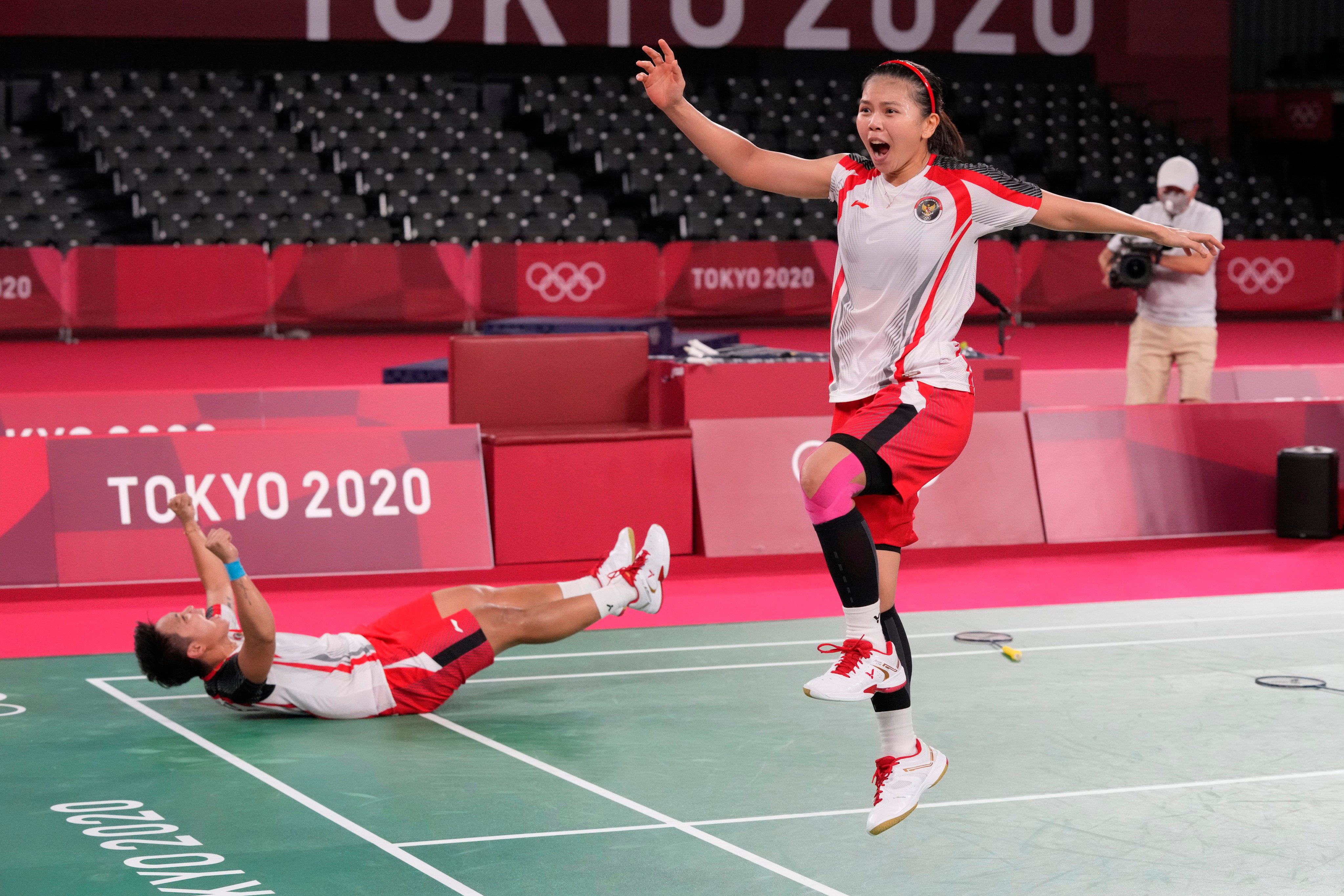 Indonesia’s Greysia Polii (right) and Apriyani Rahayu celebrate after defeating China’s Chen Qingchen and Jia Yifan in 2021. Photo: AP