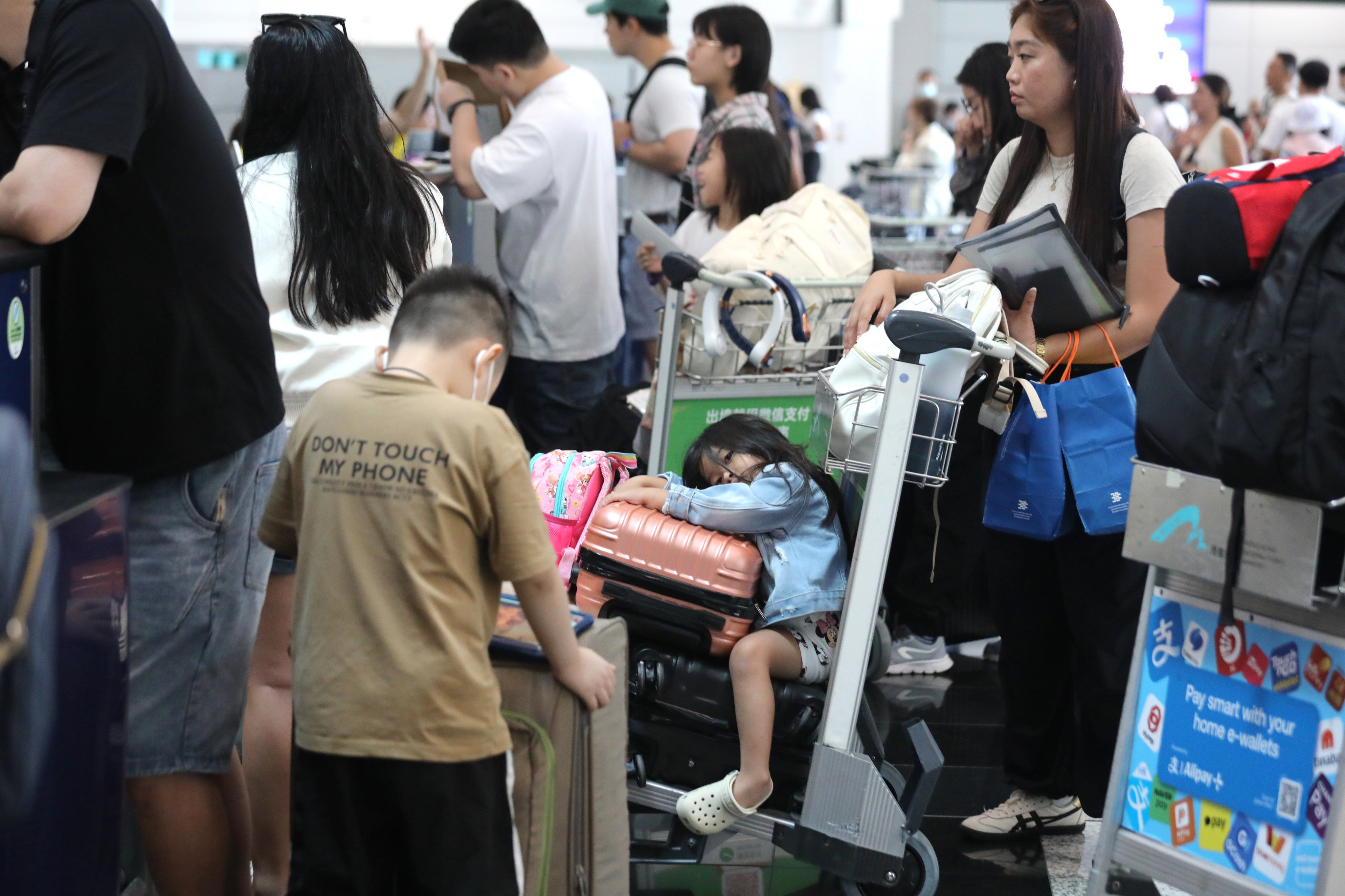 AirAsia passengers queue at Hong Kong airport following problems with the airline’s check-in system. Photo: Xiaomei Chen