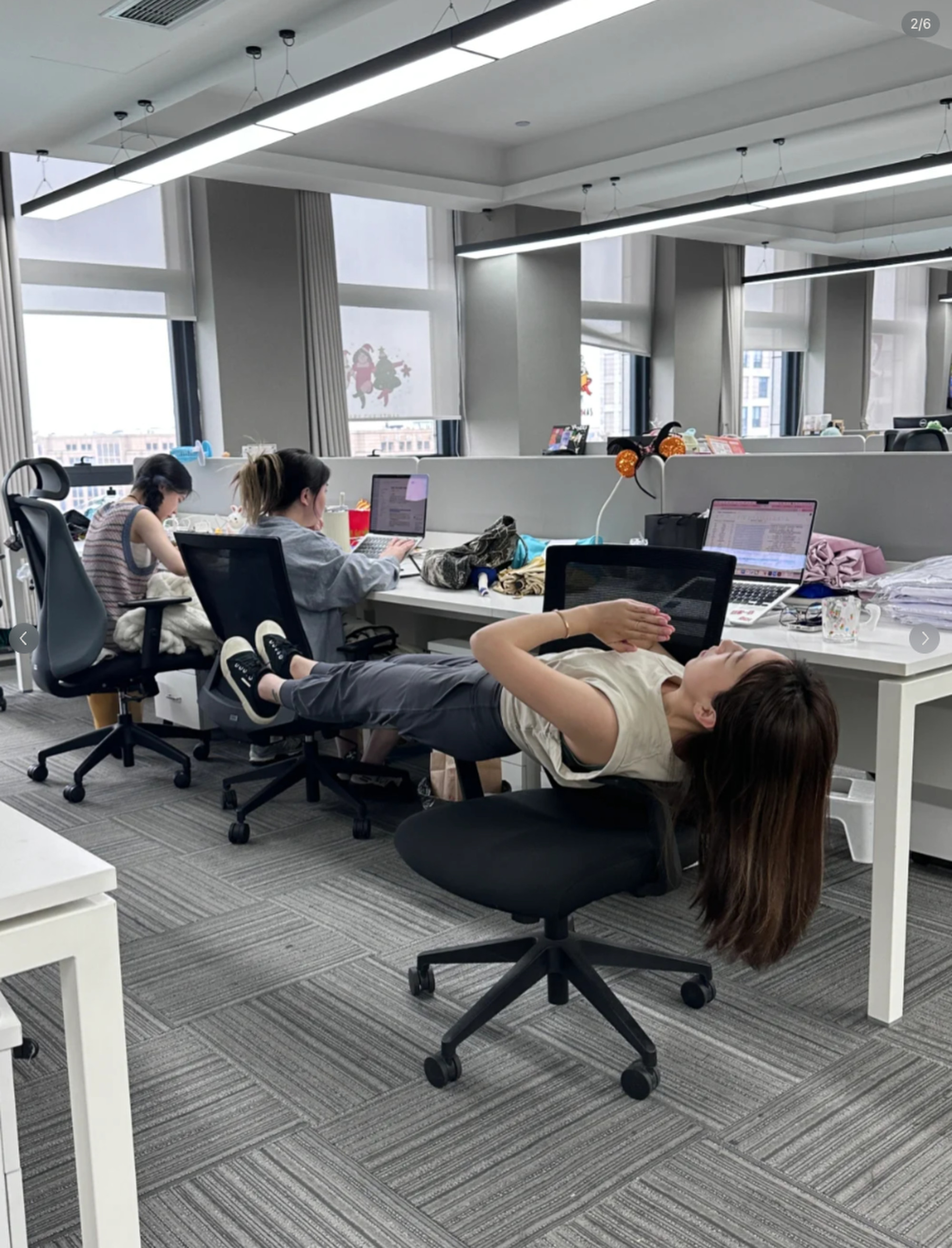 Even office chairs can be employed to carry out a quick-fire exercise routine. Photo: Xiaohongshu