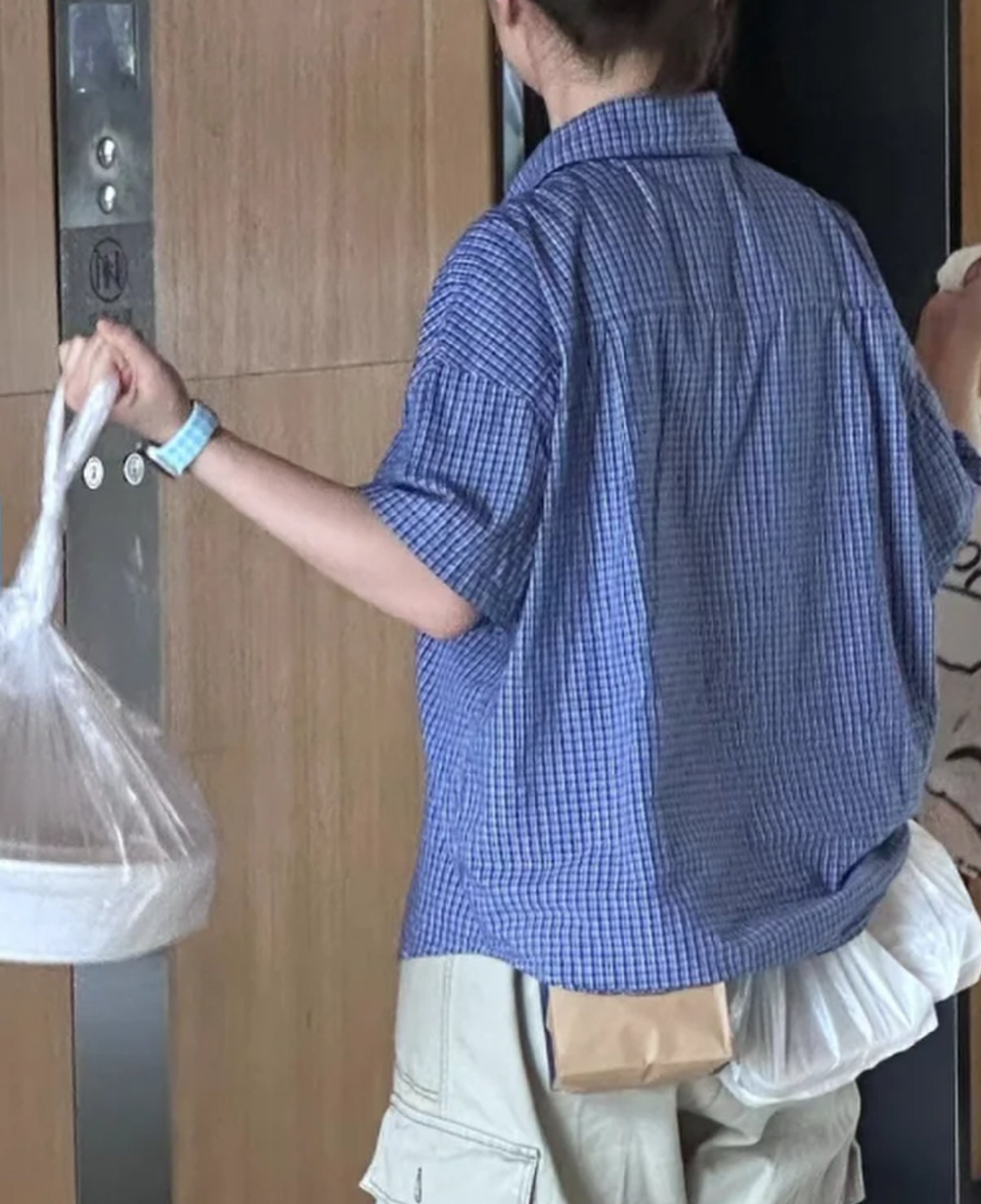 This woman uses food deliveries as dumbbells and ties bags to her waist for a quick “workout”. Photo: Xiaohongshu