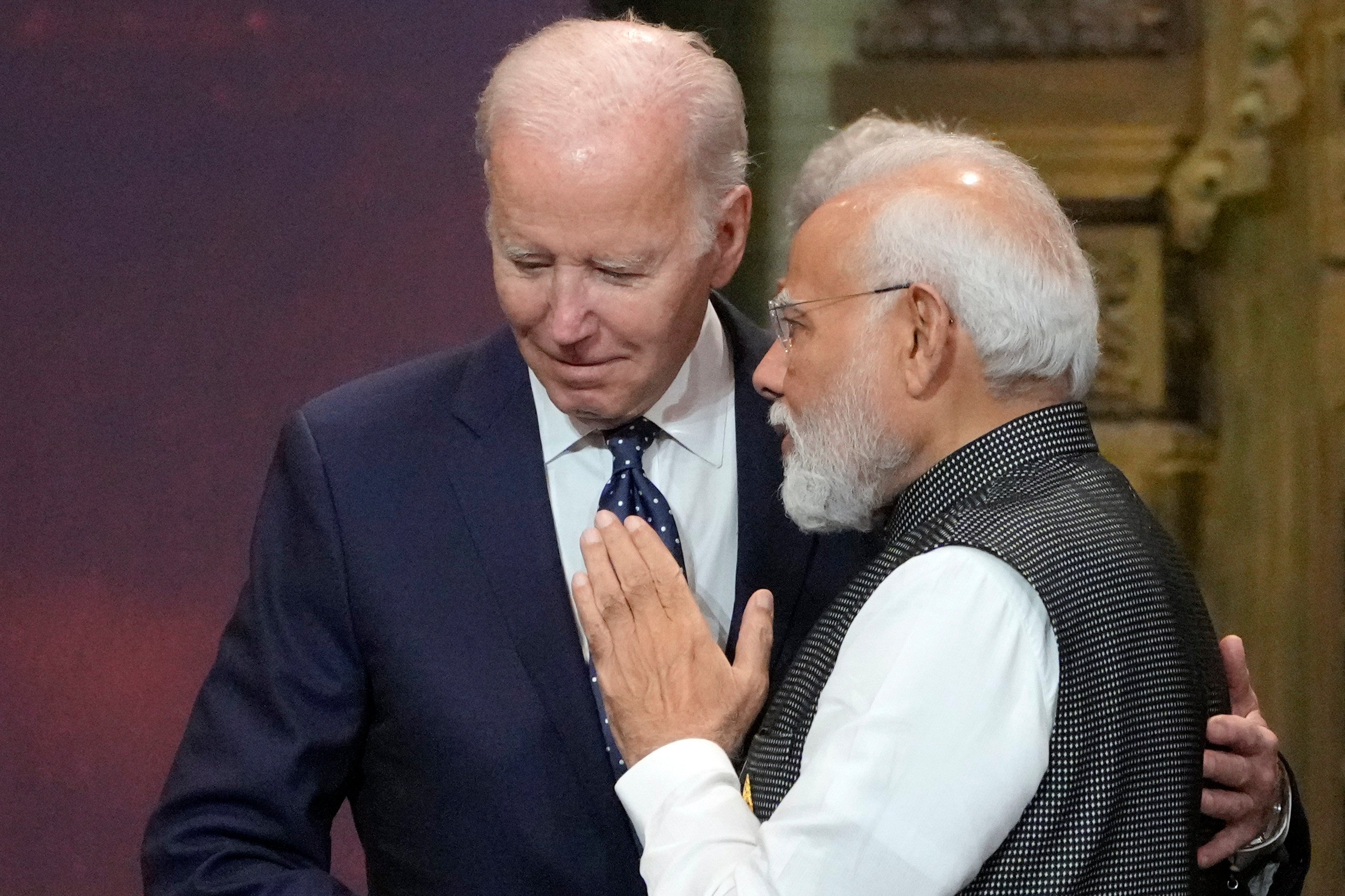 US President Joe Biden (left) and Indian Prime Minister Narendra Modi talk during the G20 leaders summit in Bali, Indonesia, on November 15, 2022. Photo: AP 