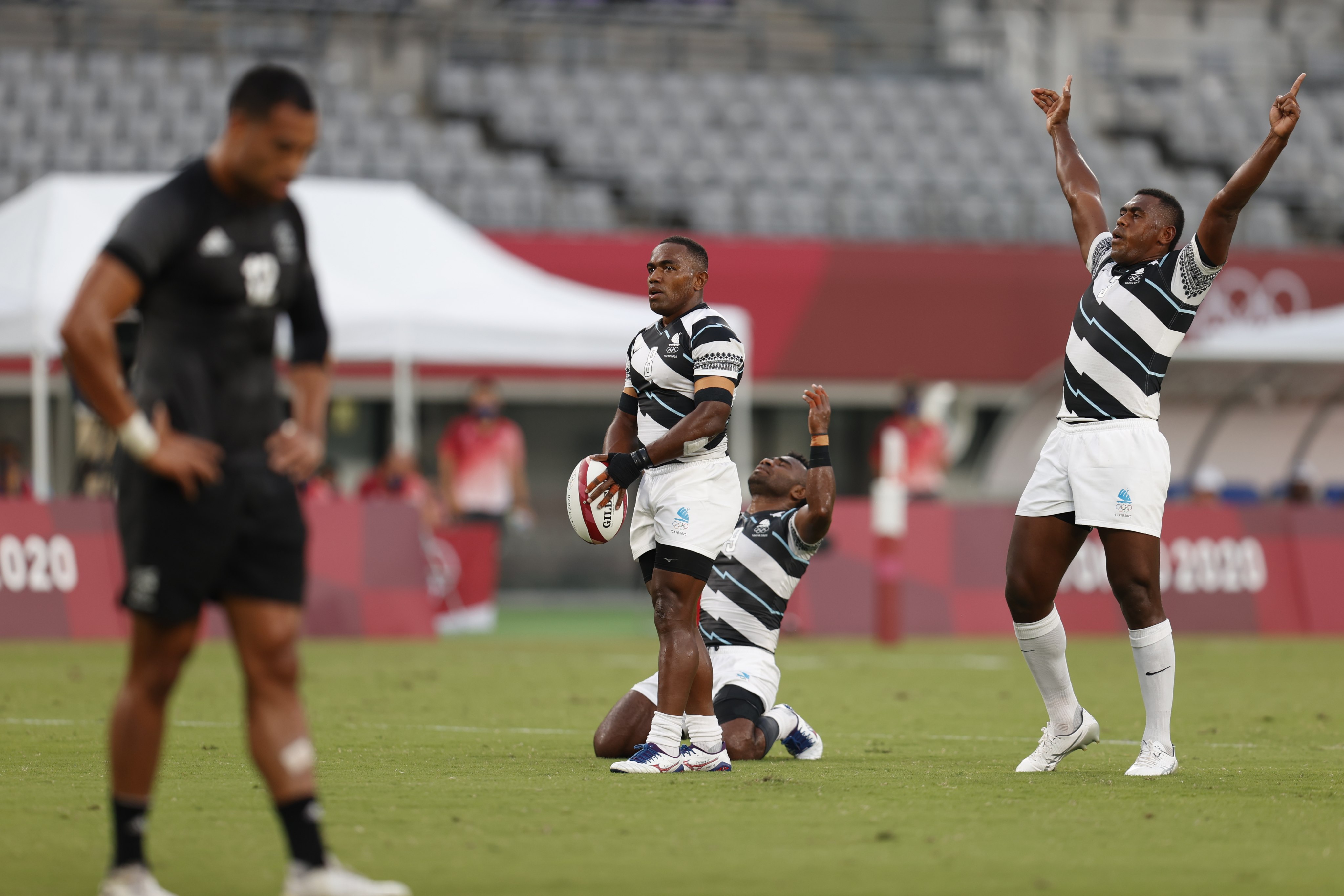 Fijian players celebrate after beating New Zealand to defend their rugby sevens gold medal at the Tokyo Olympics. Photo: EPA-EFE