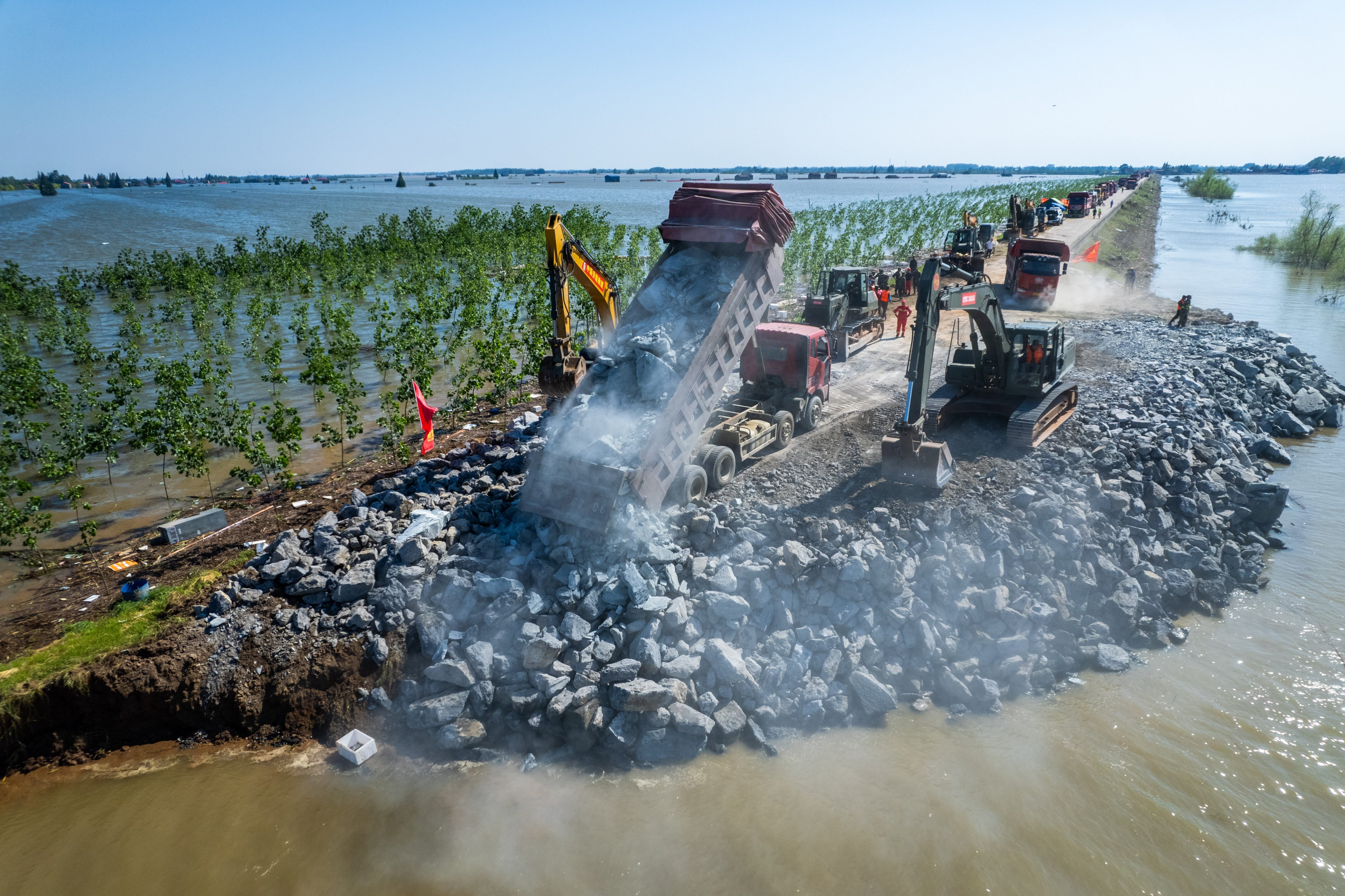Rescuers work to fix a breach in a dyke at Dongting Lake in Hunan province. Photo: Xinhua