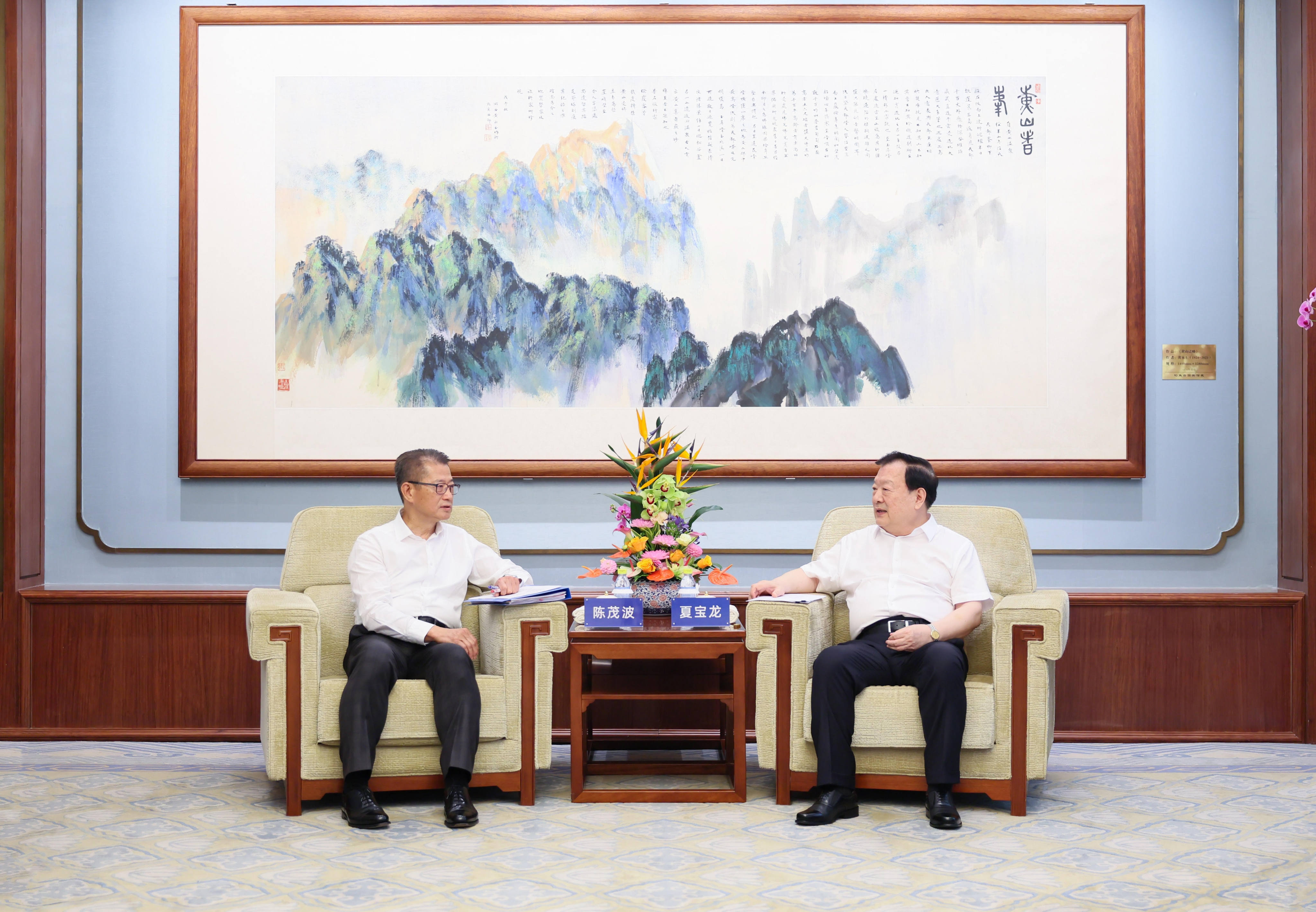 Xia Baolong (right) met Financial Secretary Paul Chan on Tuesday in Beijing after the end of the third plenary session for the party’s 20th Central Committee last week.