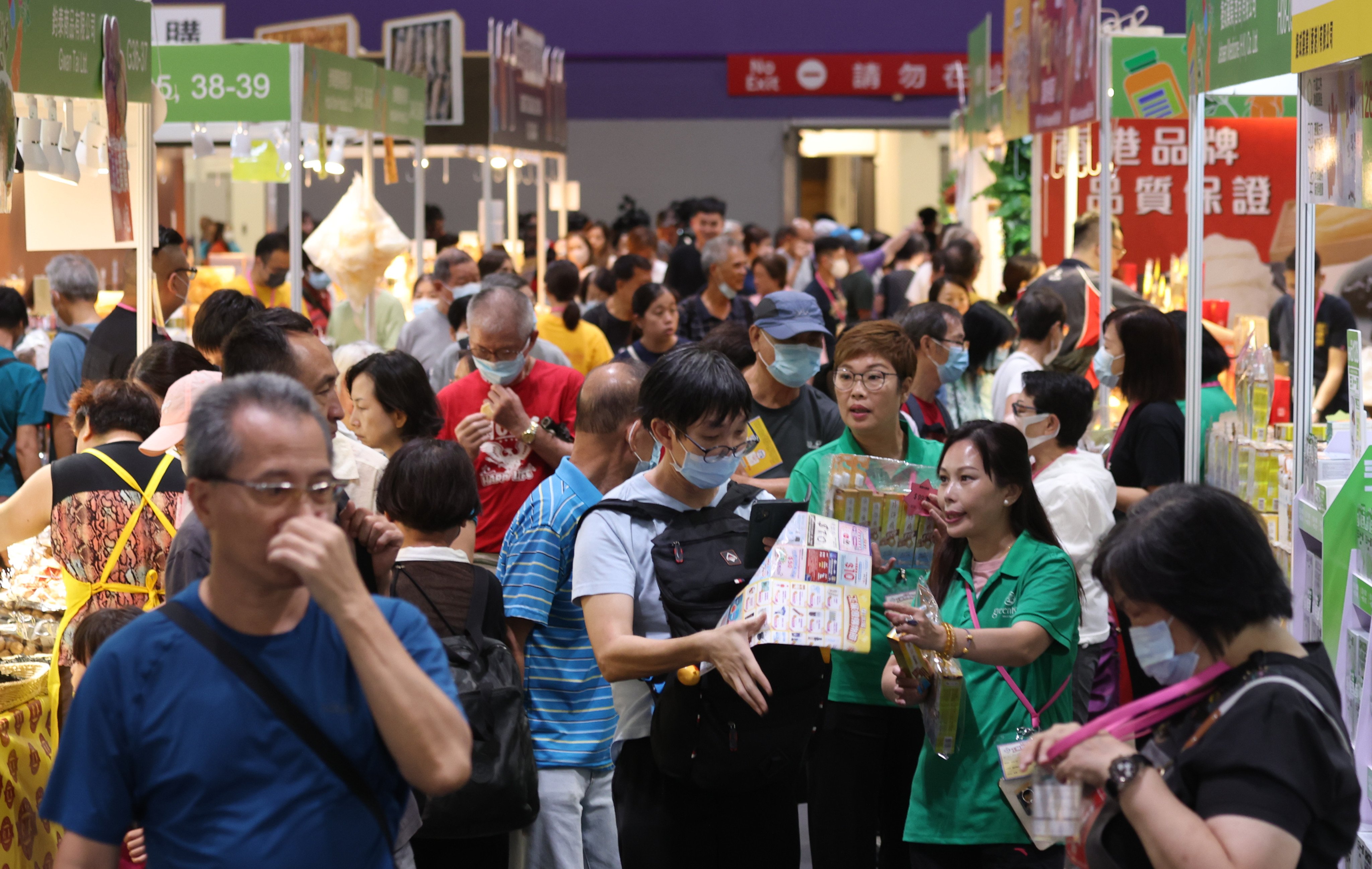 Visitors at the Third Hong Kong Brands and Products Shopping Festival at AsiaWorld-Expo on Lantau. Photo: Yik Yeung-man