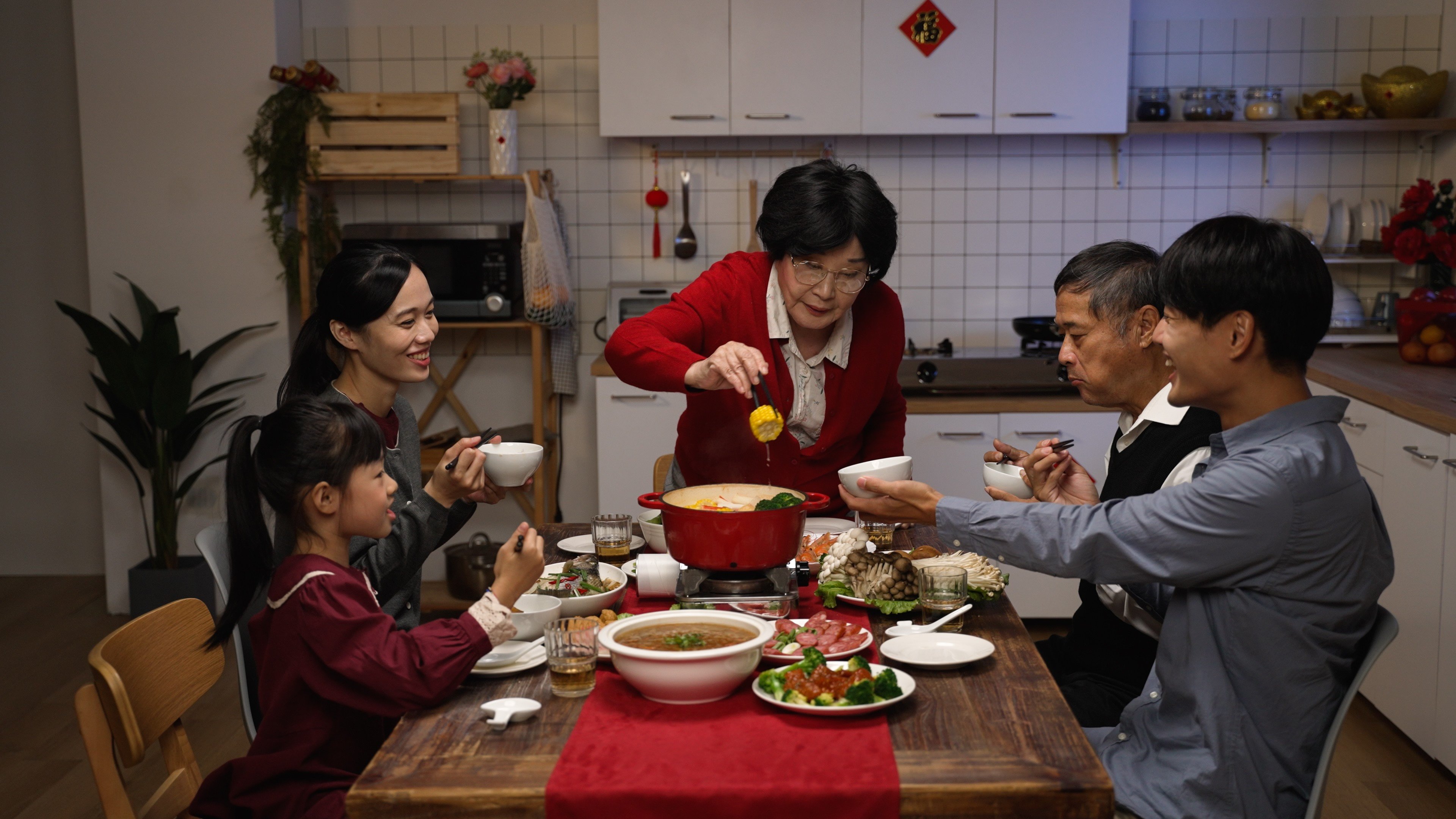 Having family and friends together around the table to share home-cooked food brings joy and mental health benefits to all, according to experts. Photo: Shutterstock