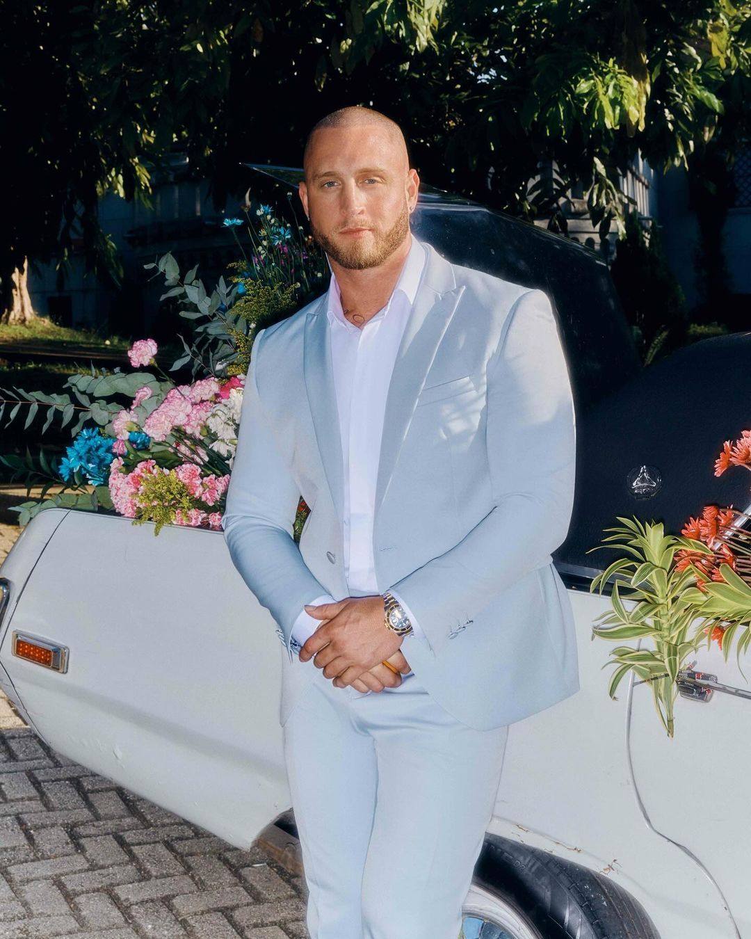 Chet Hanks wears a suit to promote his upcoming show, The Surreal Life: Villa of Secrets. Photo: @chethanx/Instagram