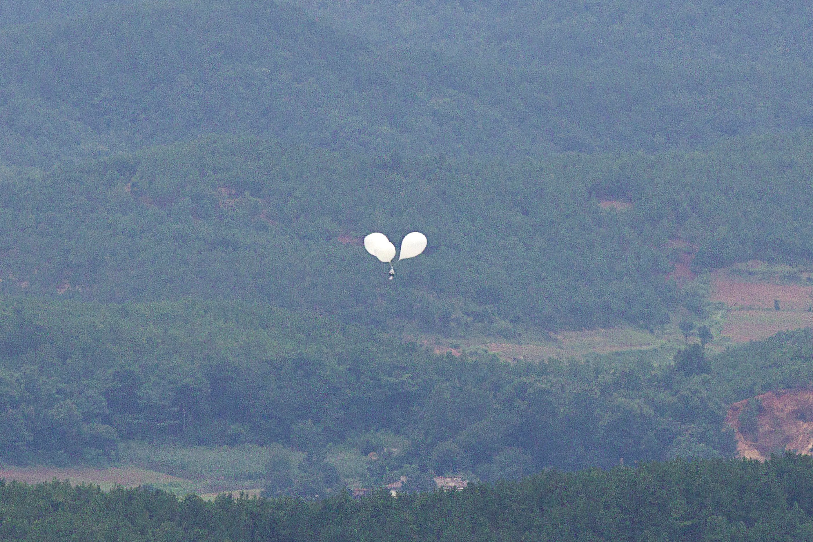 A balloon carrying garbage being flown from the North Korean border town of Kaepung toward the South. Photo: dpa