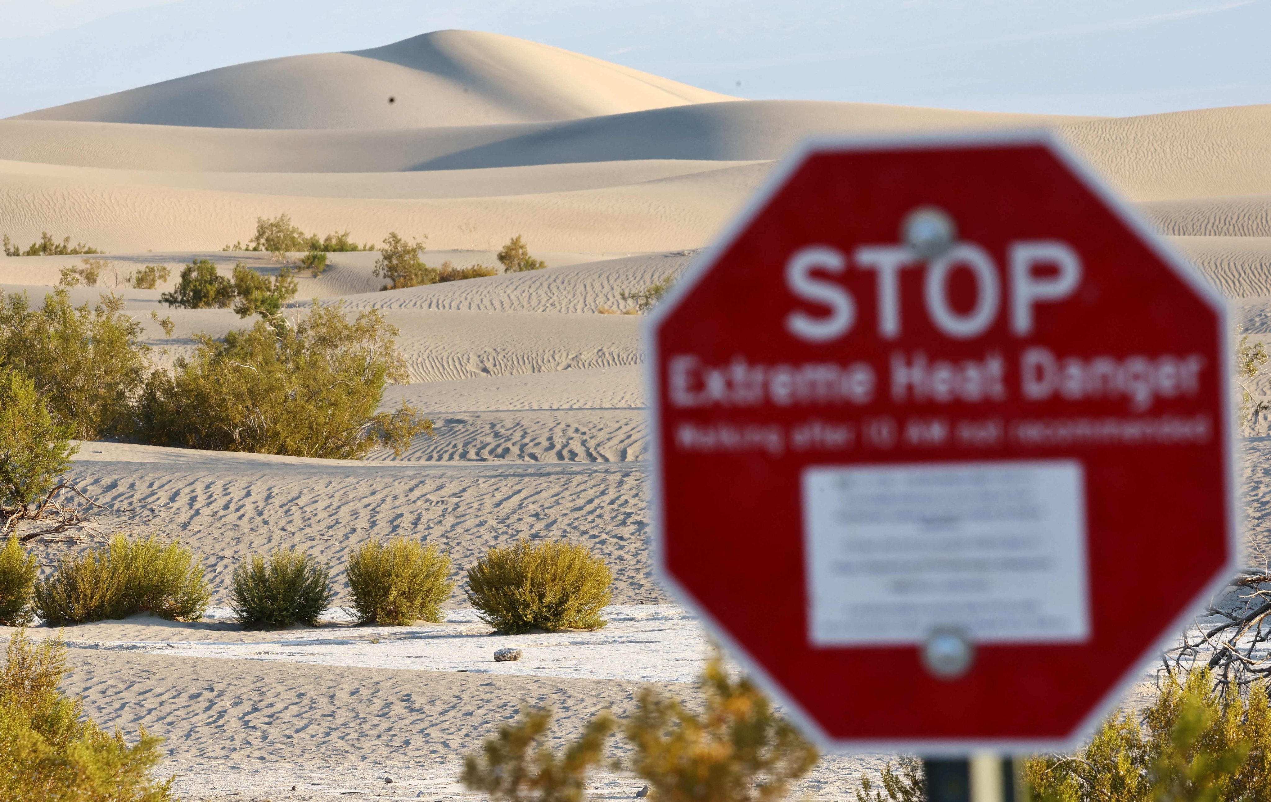 A ‘Stop, Extreme Heat Danger’ sign stands at Mesquite Flat Sand Dunes during a heat wave in Death Valley National Park, California, on July 9. Photo: AFP