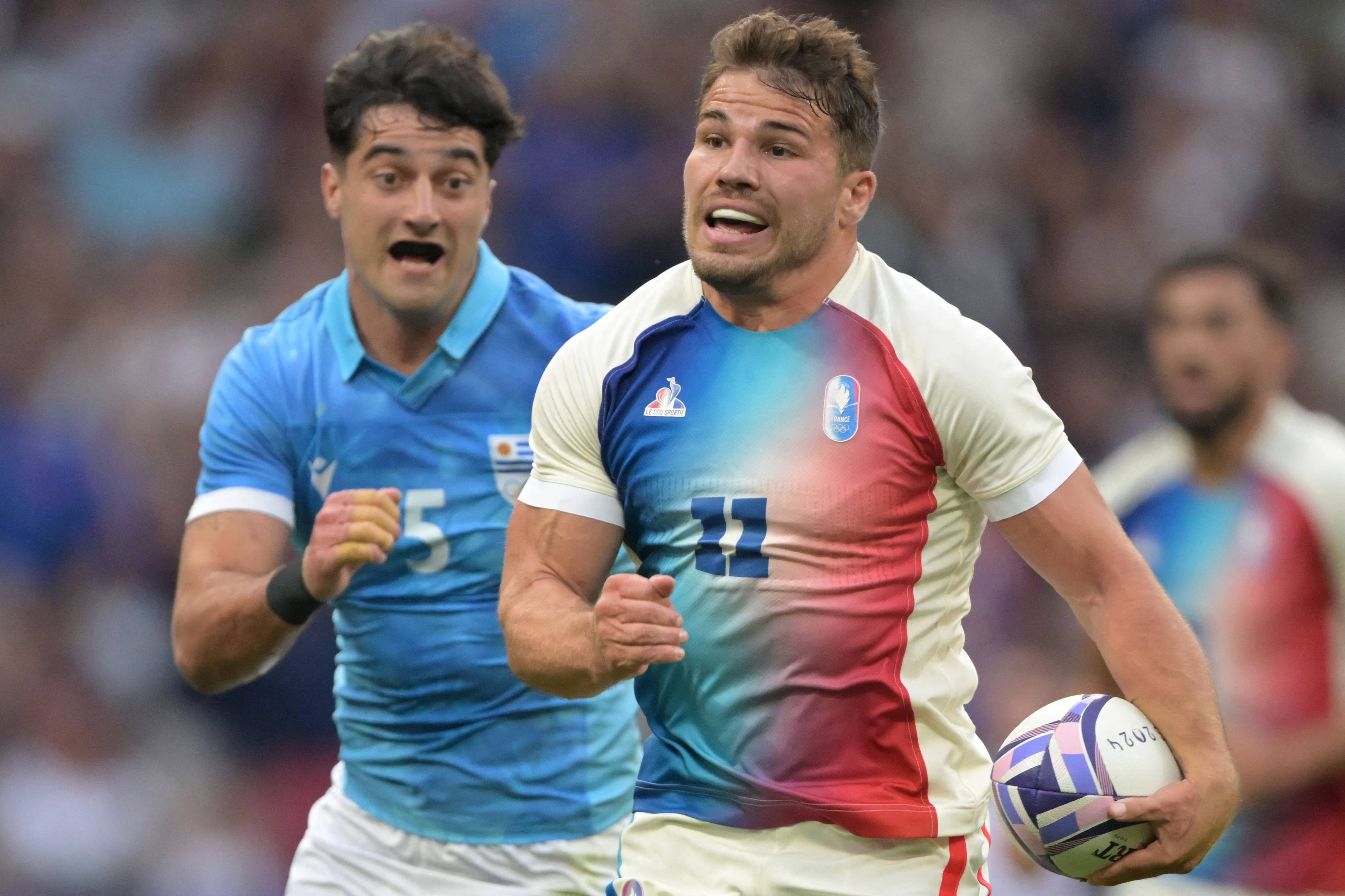 France’s Antoine Dupont (right)races clear of the Uruguay defence during his side’s Olympic sevens Pool C match at the Stade de France. Photo: AFP