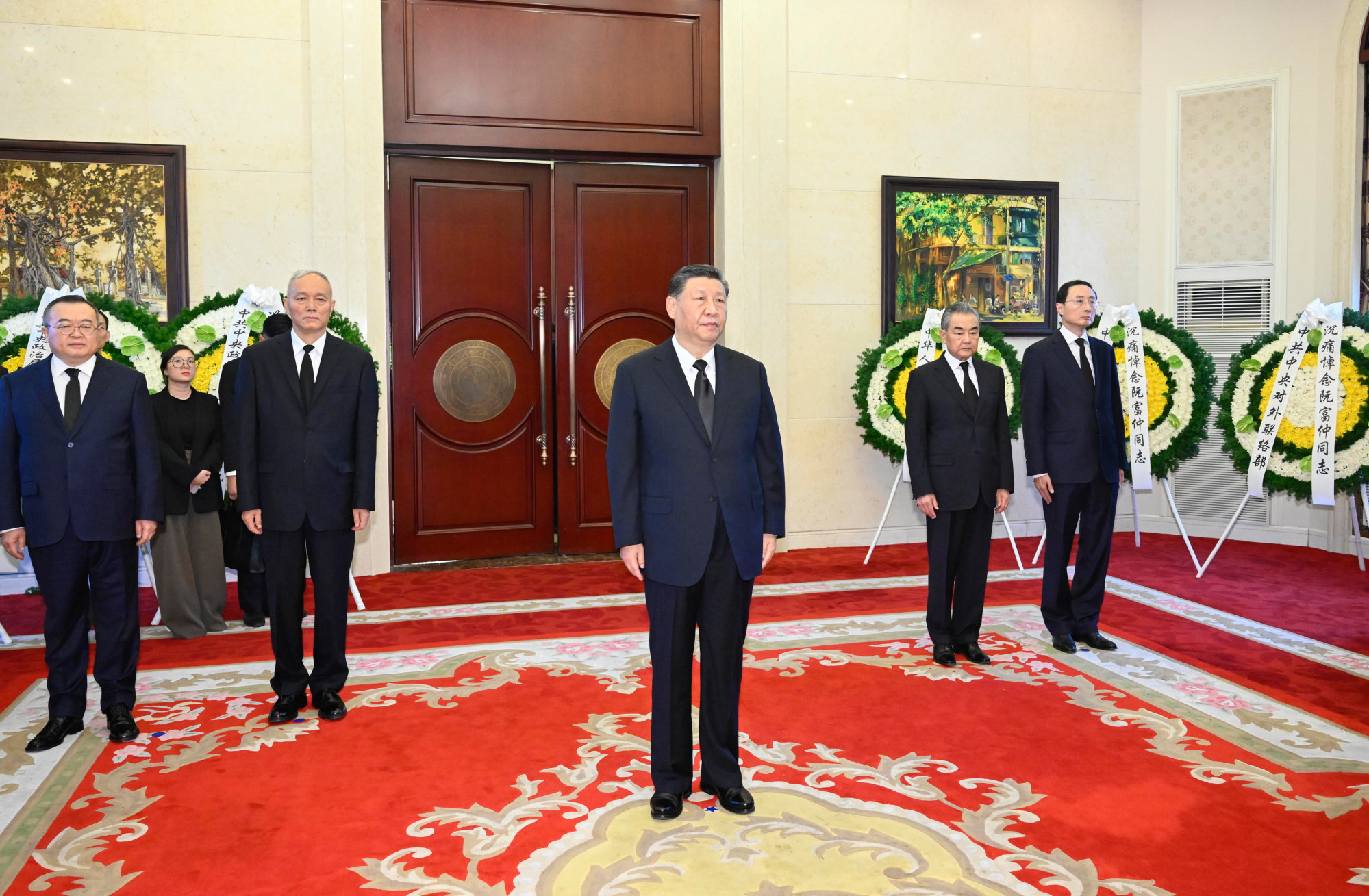 Chinese President Xi Jinping (centre) visits the Vietnamese embassy in Beijing on Saturday to mourn the death of Nguyen Phu Trong. Photo: Xinhua