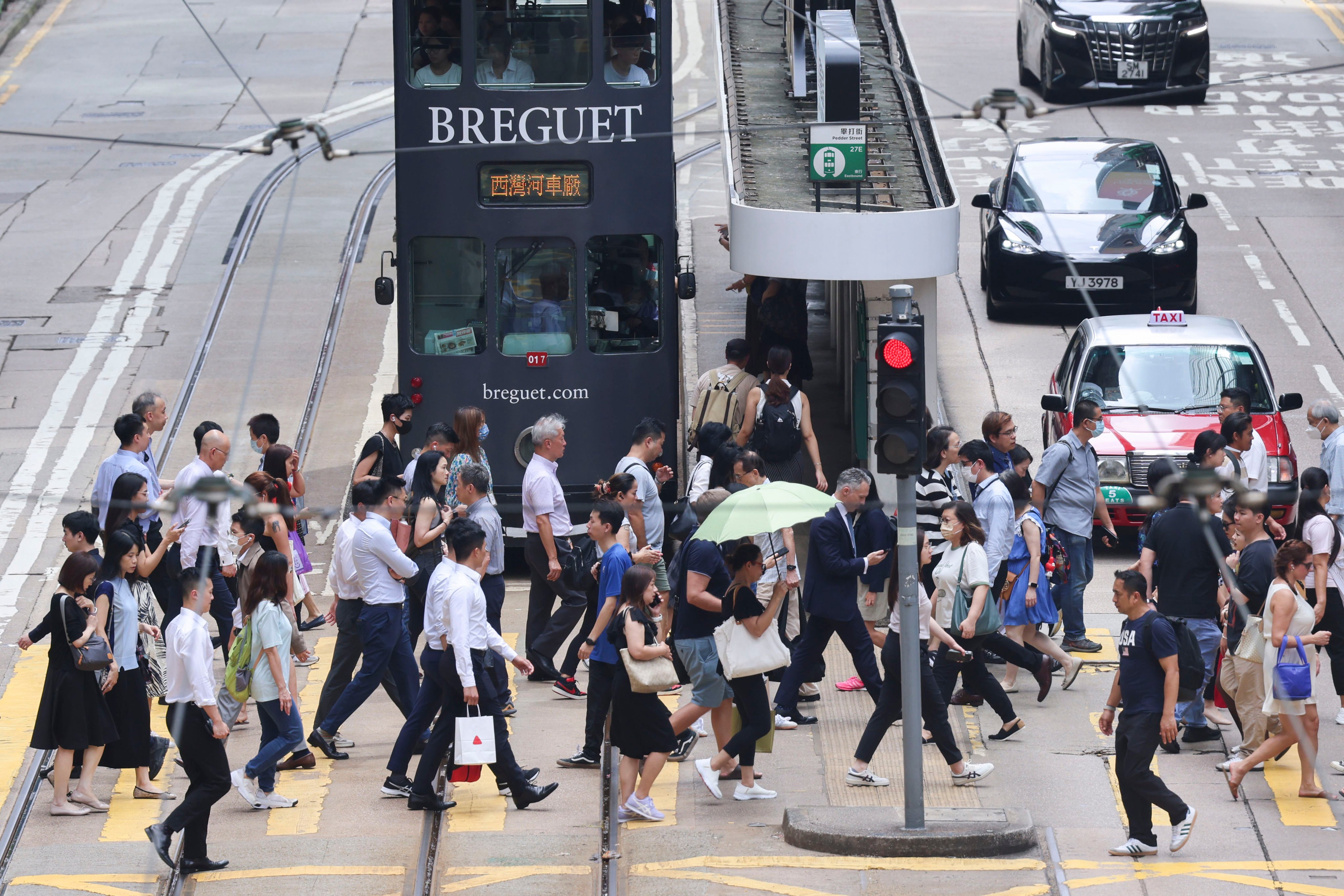 Lunchtime in Central on June 18. When it comes to drawing talent, Hong Kong must now focus its promotion efforts on North America, Europe and Australasia. Photo: Jelly Tse