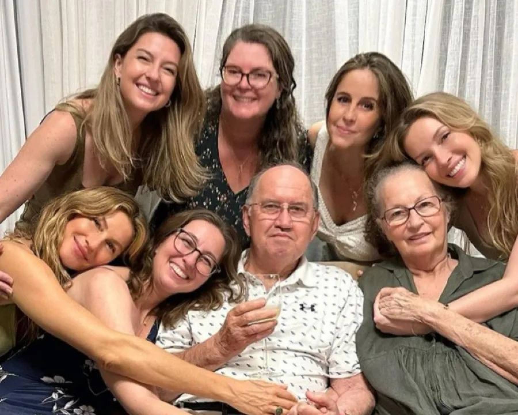 Emma Thompson's Husband: Inside the 'Love Actually' Star's Beautiful Love  Story with Actor Greg Wise, image size:1800x1440