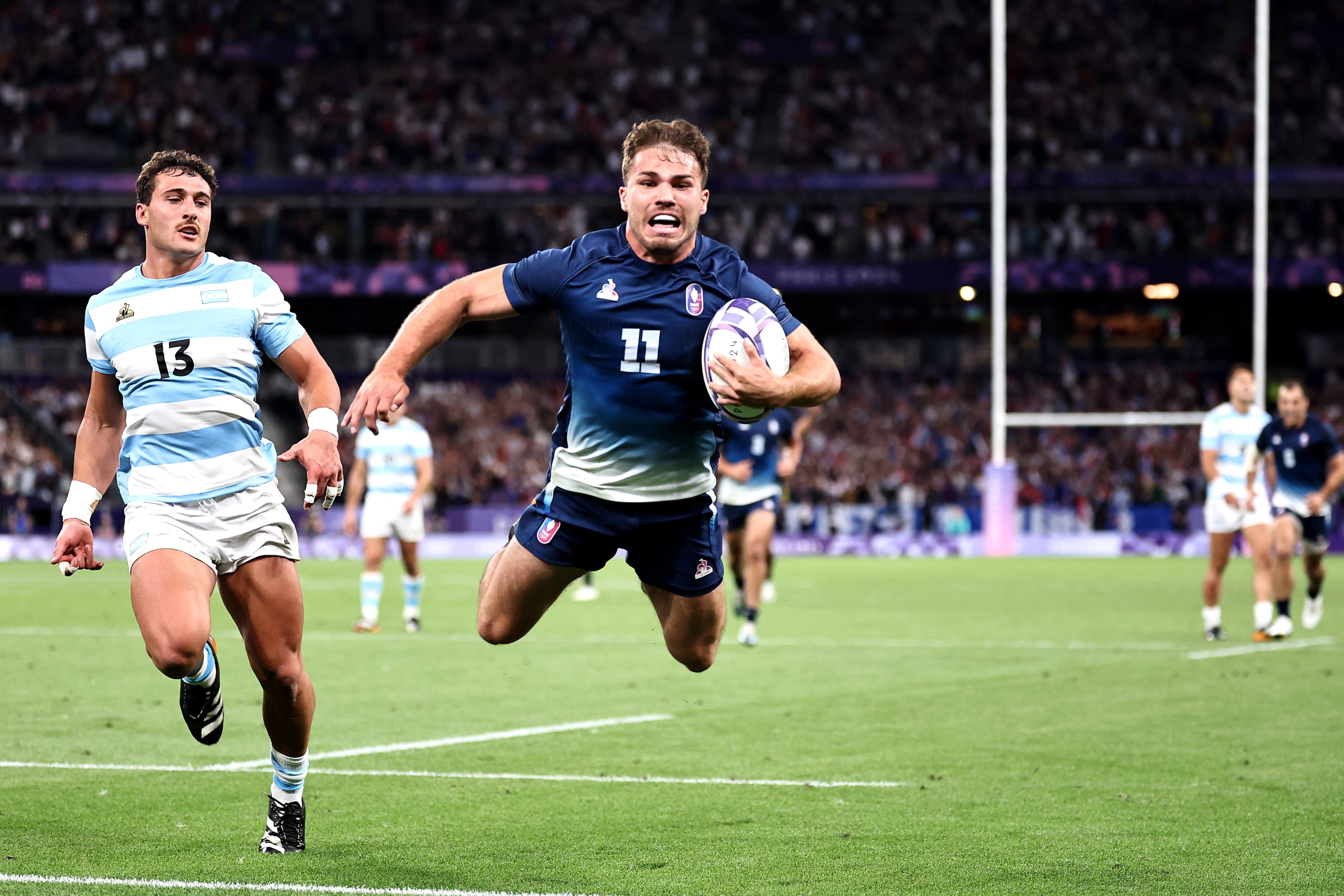 France’s Antoine Dupont scores the final try as the hosts move past Argentina and into the Olympic rugby sevens semi-finals. Photo: EPA