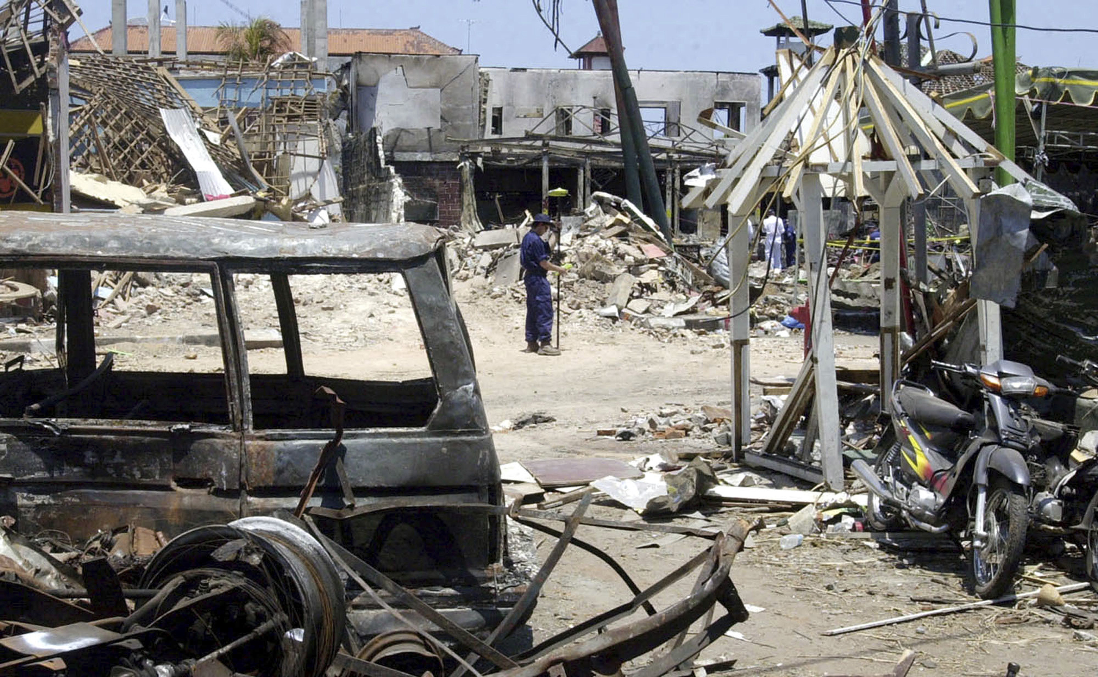 An Australian police officer stands near the ruins of the Sari Club, which was flattened by a bomb attack in Kuta, Bali, Indonesia in 2002. Photo: AP