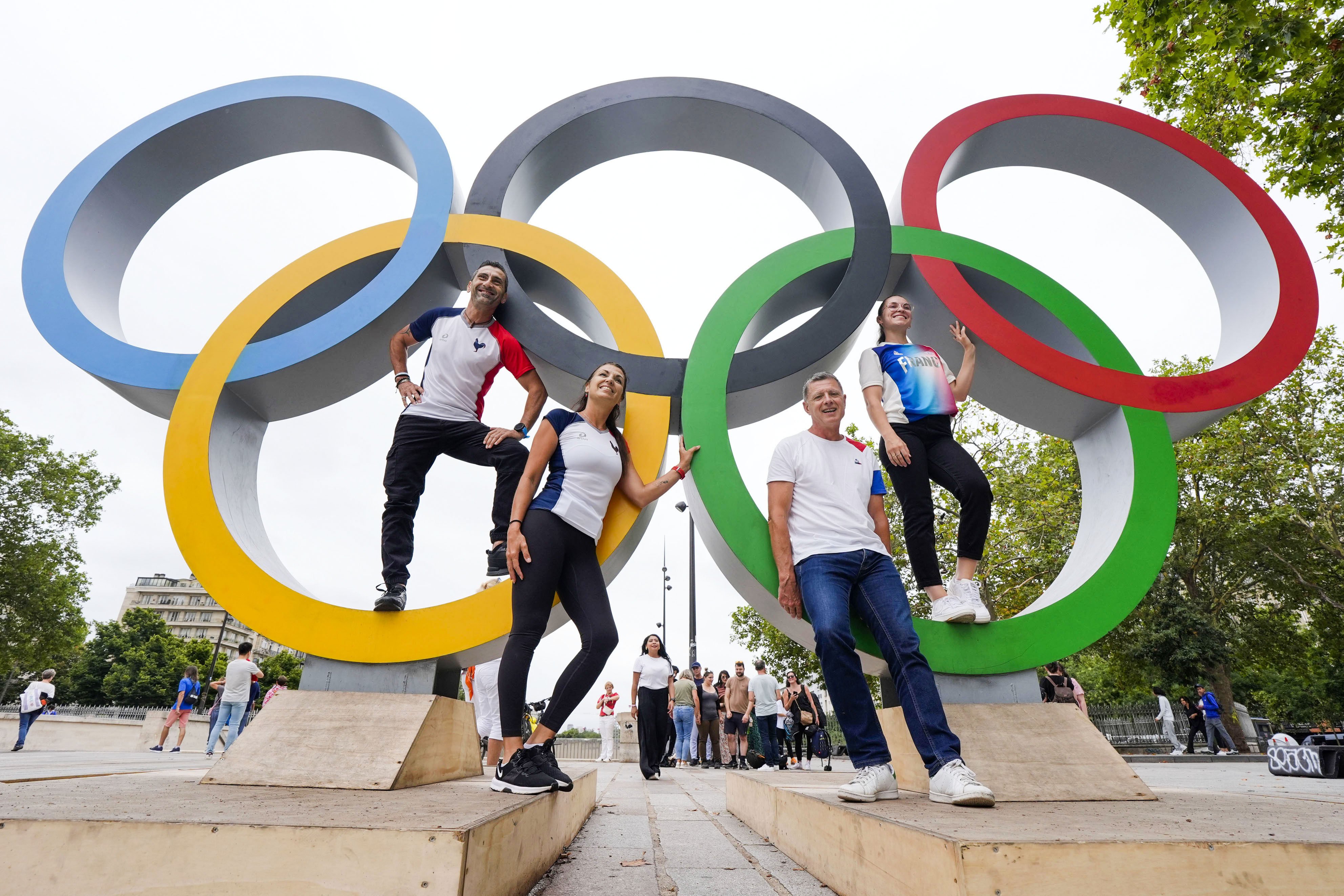 People pose for photos with the Olympic rings in Paris ahead of the opening ceremony for the Summer Games. Photo: Kyodo