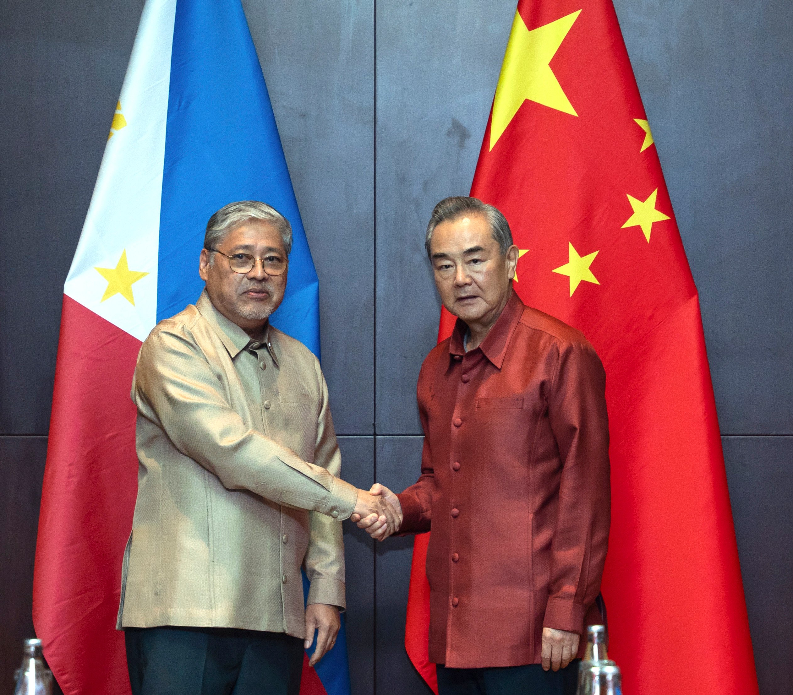 Chinese Foreign Minister Wang Yi (right) meets  Philippine Foreign Secretary Enrique Manalo in Vientiane, Laos on Saturday. Photo: Xinhua