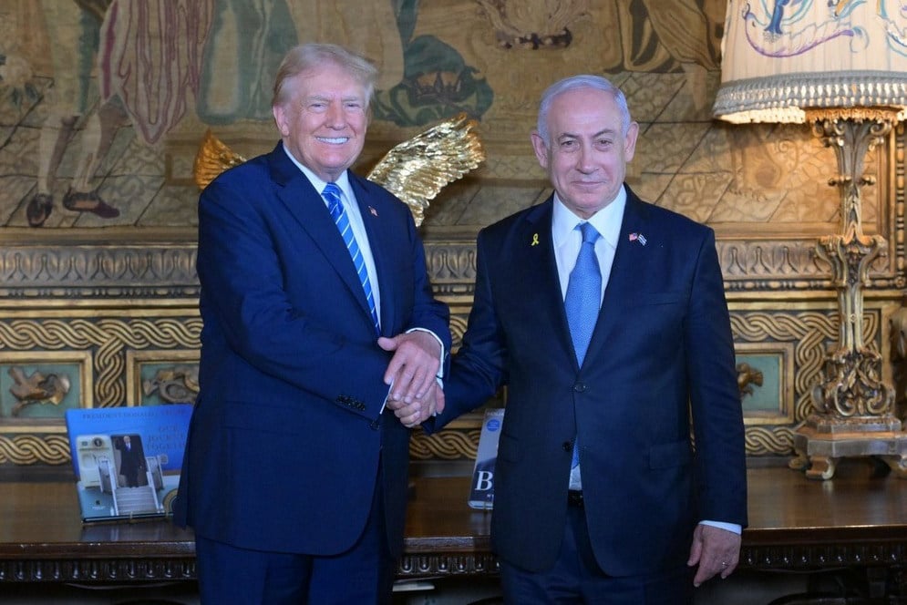 Israeli Prime Minister Benjamin Netanyahu (right) is welcomed by former US president Donald Trump at Mar-a-Lago on Friday. Photo: Amos Ben-Gershom/GPO via dpa