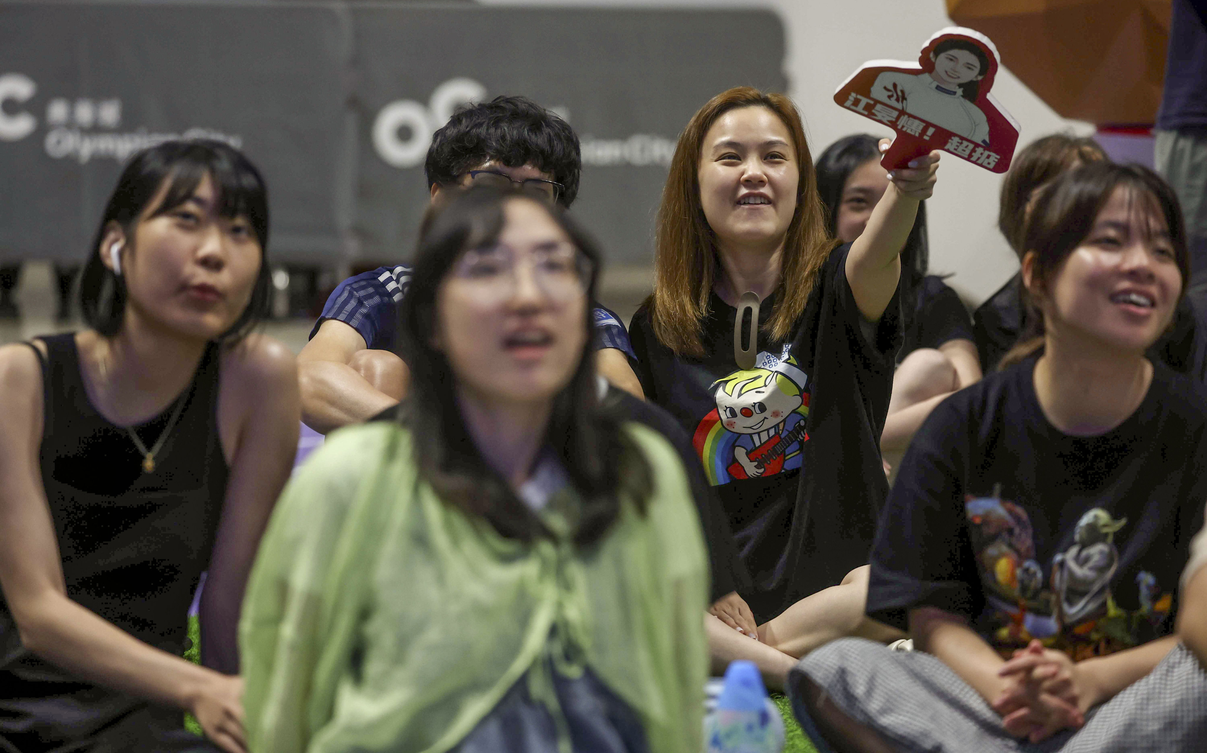 Fans gather at a big screen in the Olympian City shopping centre in Tai Kok Tsui to cheer on Vivian Kong as she fights her way to a fencing gold at the Paris Olympics. Photo: Edmond So