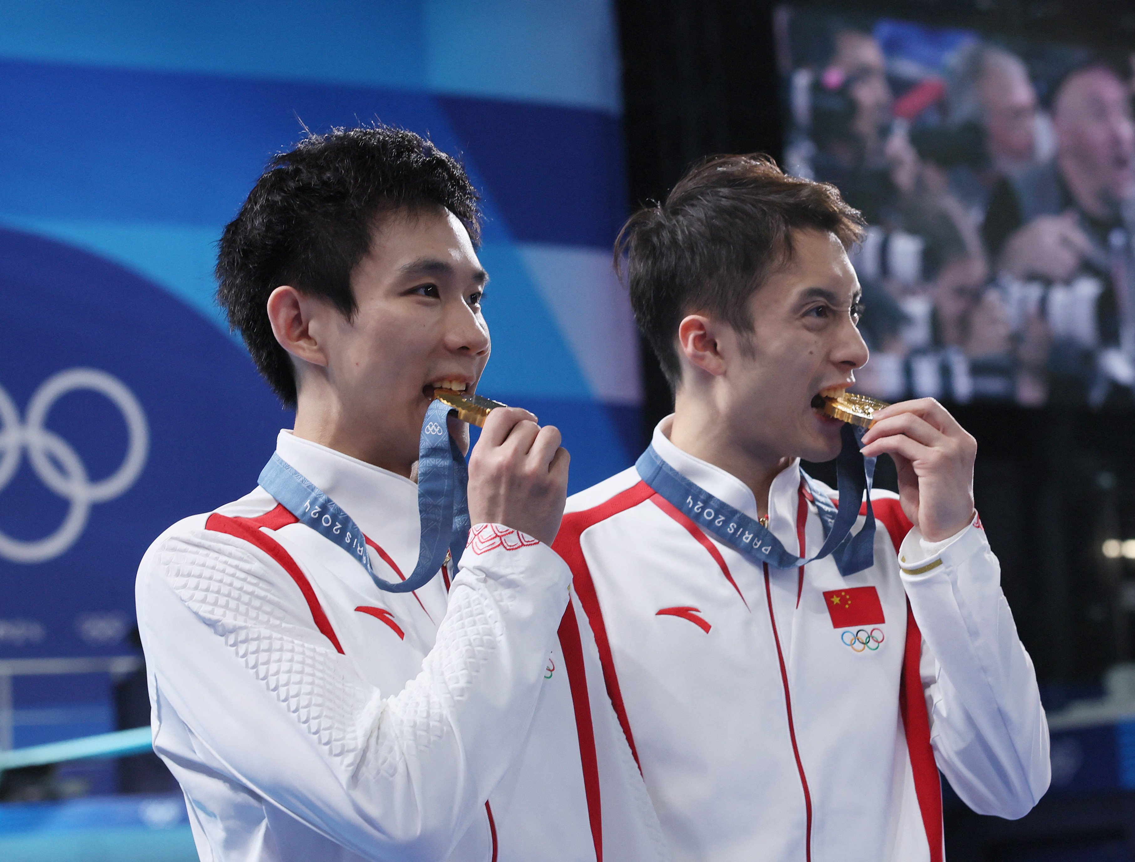 Gold medallists Lian Junjie and Yang Hao after winning the 10m platform synchronised diving competition. Photo: Reuters