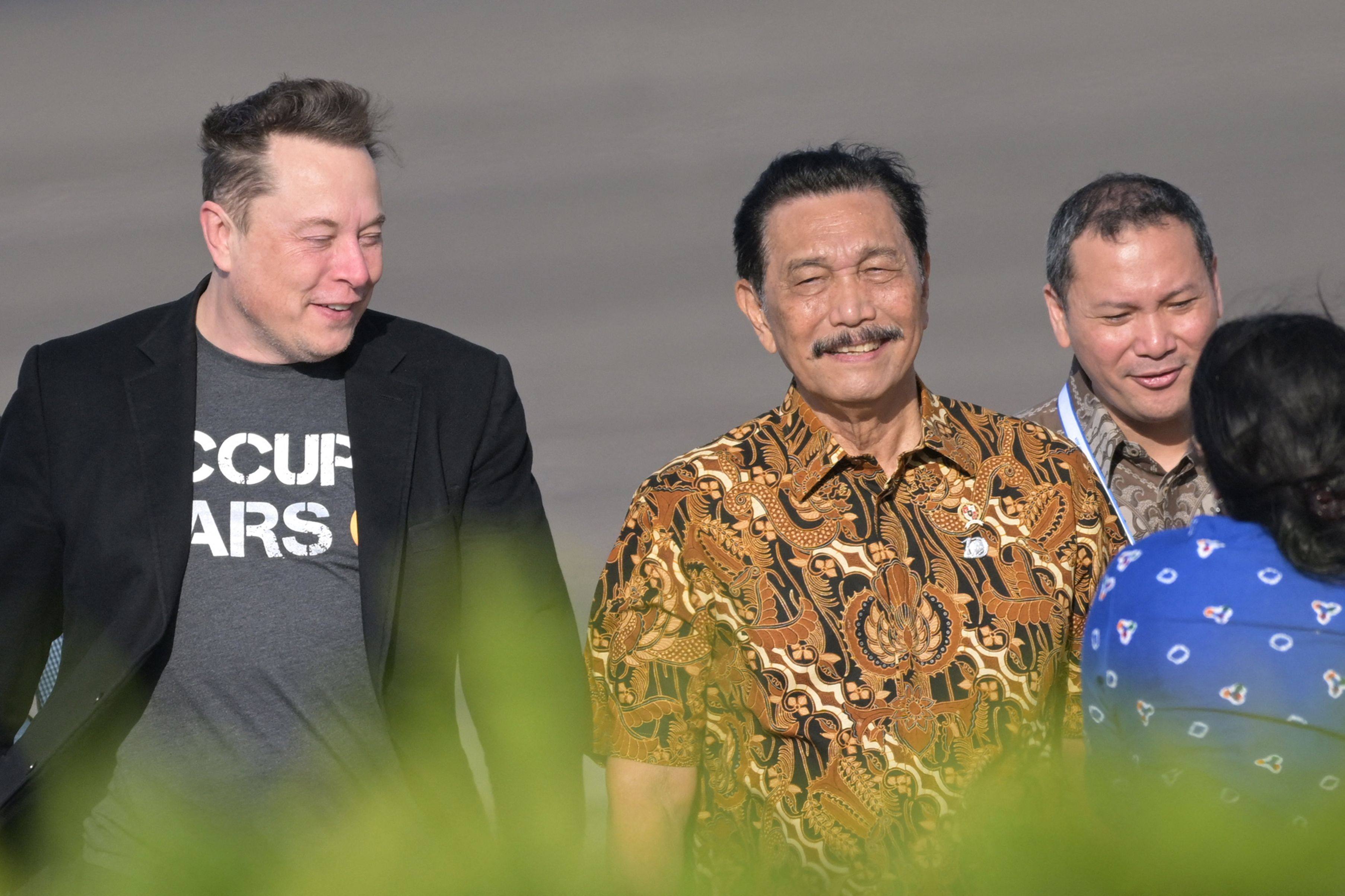 Tech billionaire Elon Musk (left) walks with Indonesia’s Coordinating Minister of Maritime and Investment Affairs  Luhut Binsar Pandjaitan (centre) during his arrival at Bali’s Ngurah Rai International airport on May 19. Musk is one of the wealthy individuals Indonesia is hoping to lure with its golden visa scheme. Photo: AFP